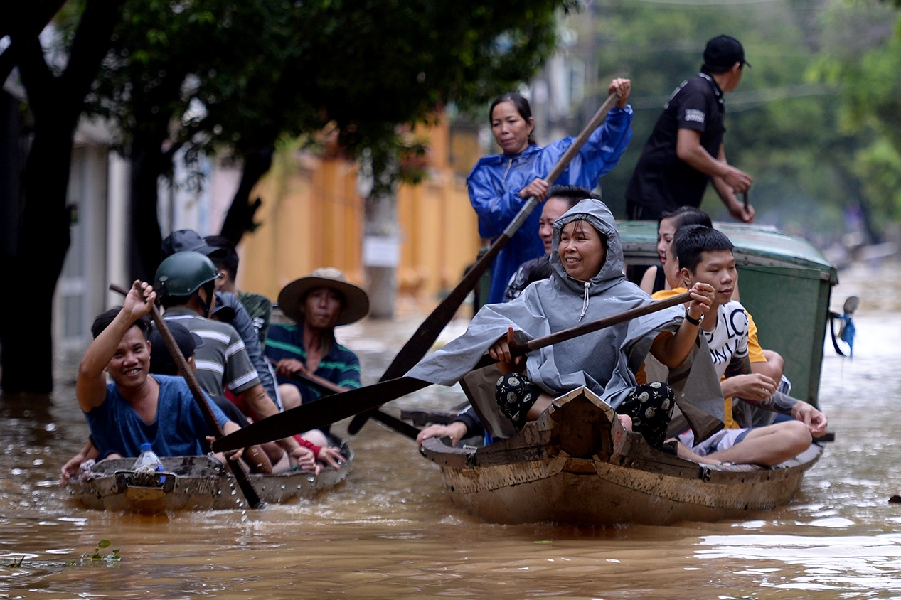 Hue ngap sau, nguoi dan thue thuyen di chuyen hinh anh
