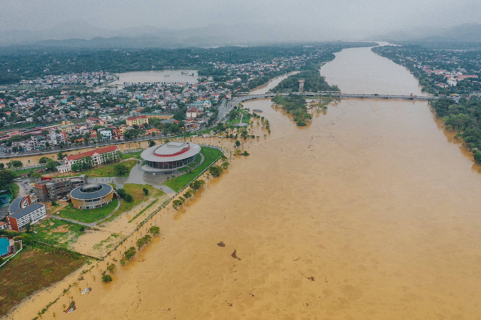 Hue xa lu duong pho ngap lut anh 1