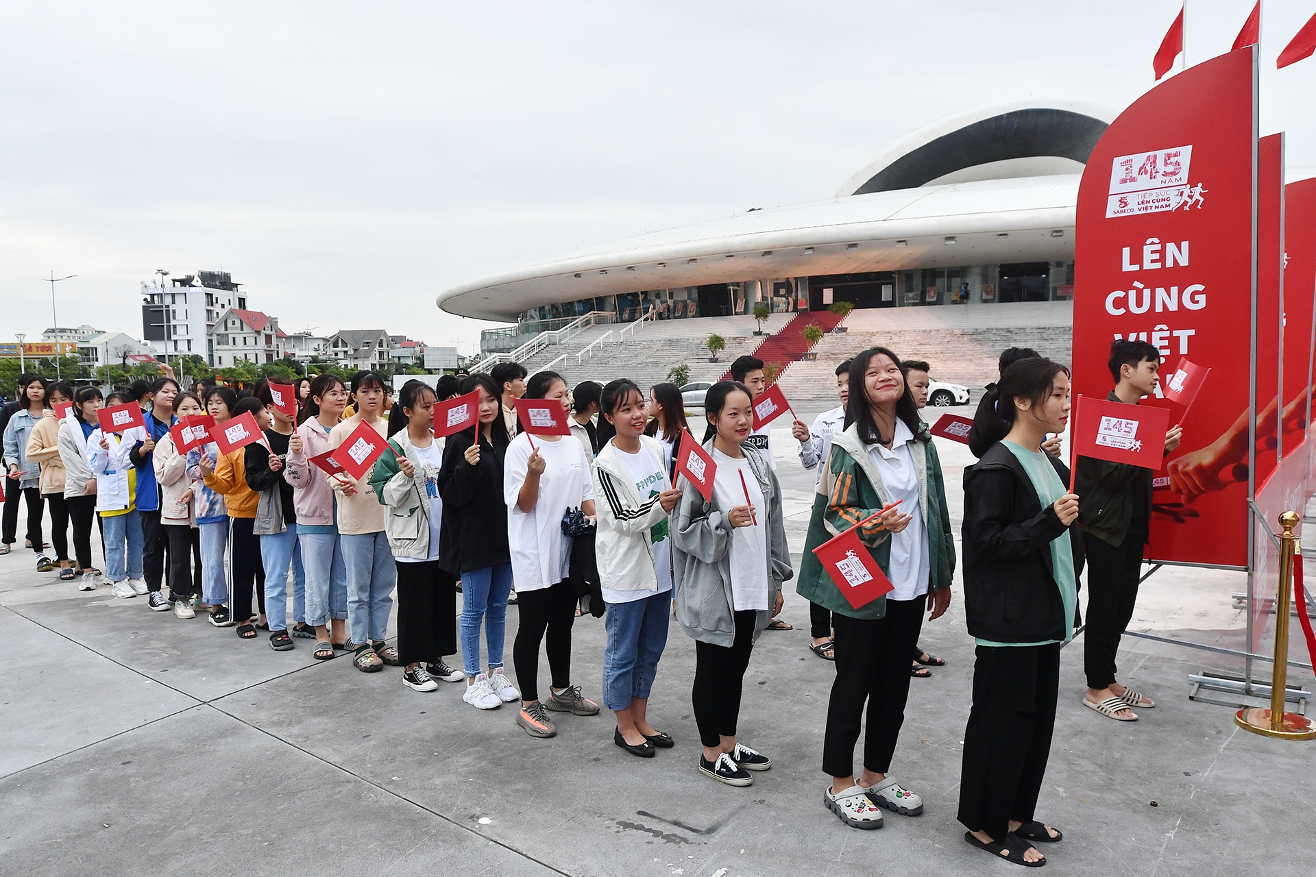 chay tiep suc tu Ha Long ve TPHCM anh 1