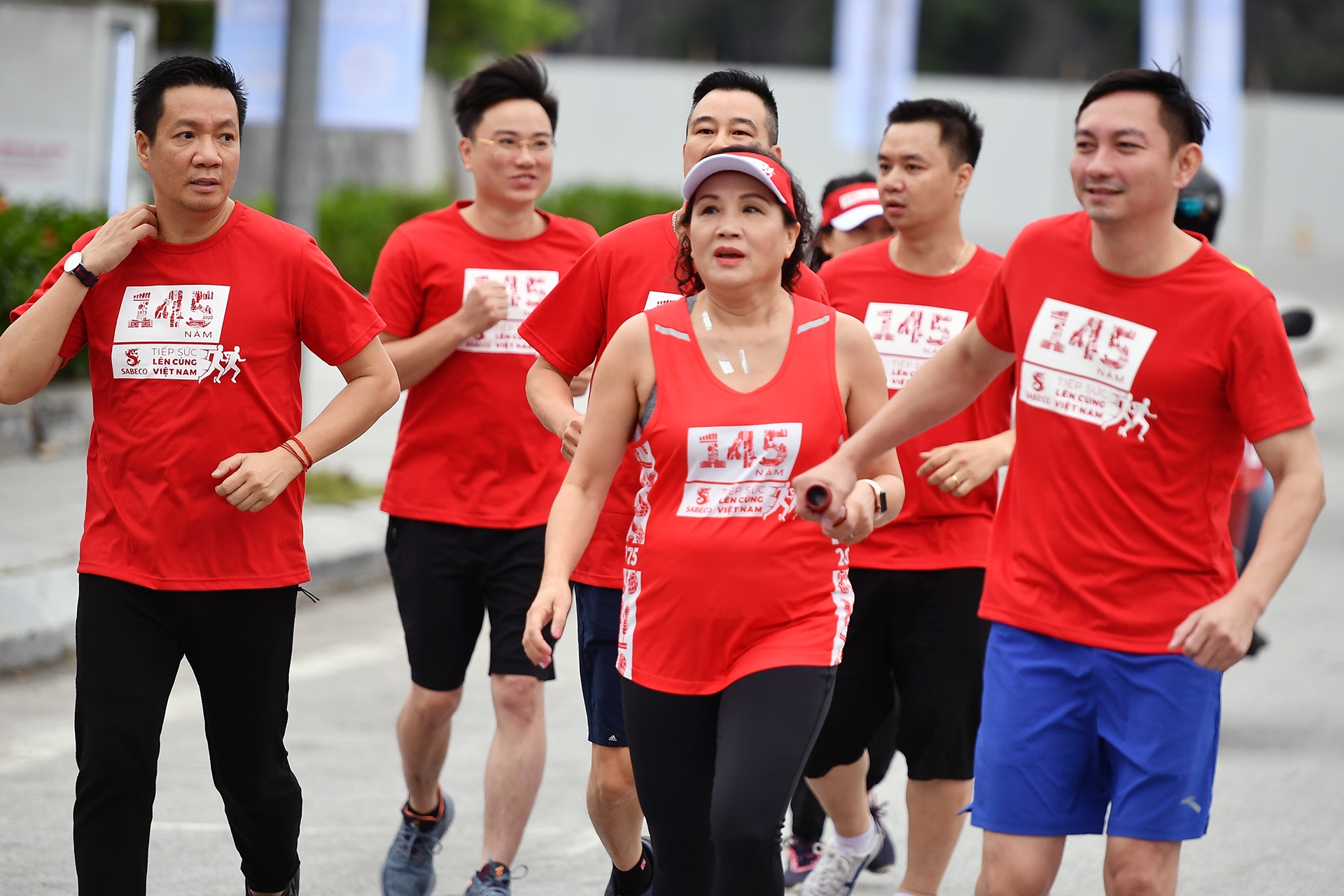 Cuoc chay tiep suc xuyen Viet 1.875 km bat dau tai Ha Long hinh anh