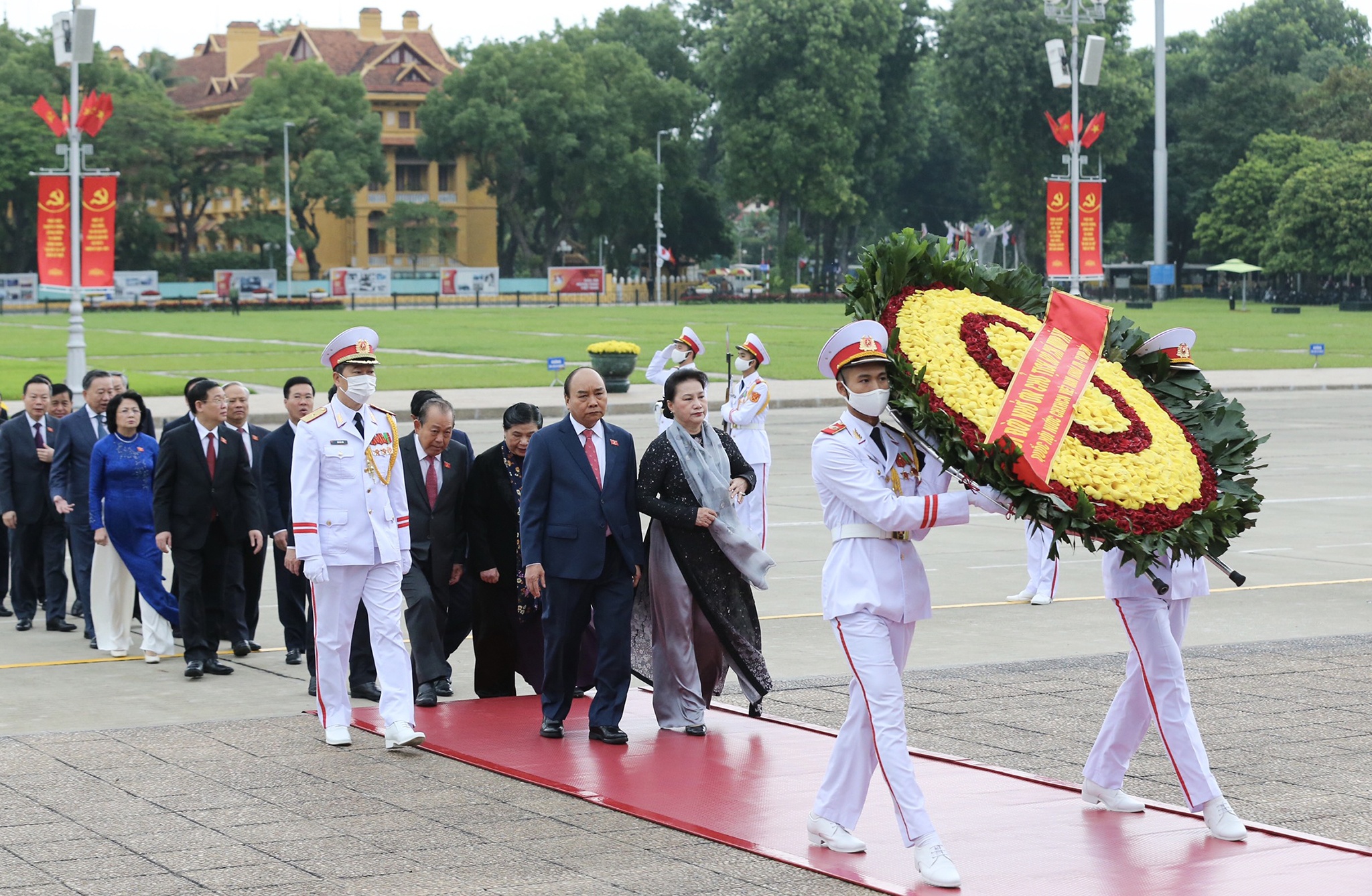 Dai bieu quoc hoi vao lang vieng Chu tich Ho Chi Minh anh 1