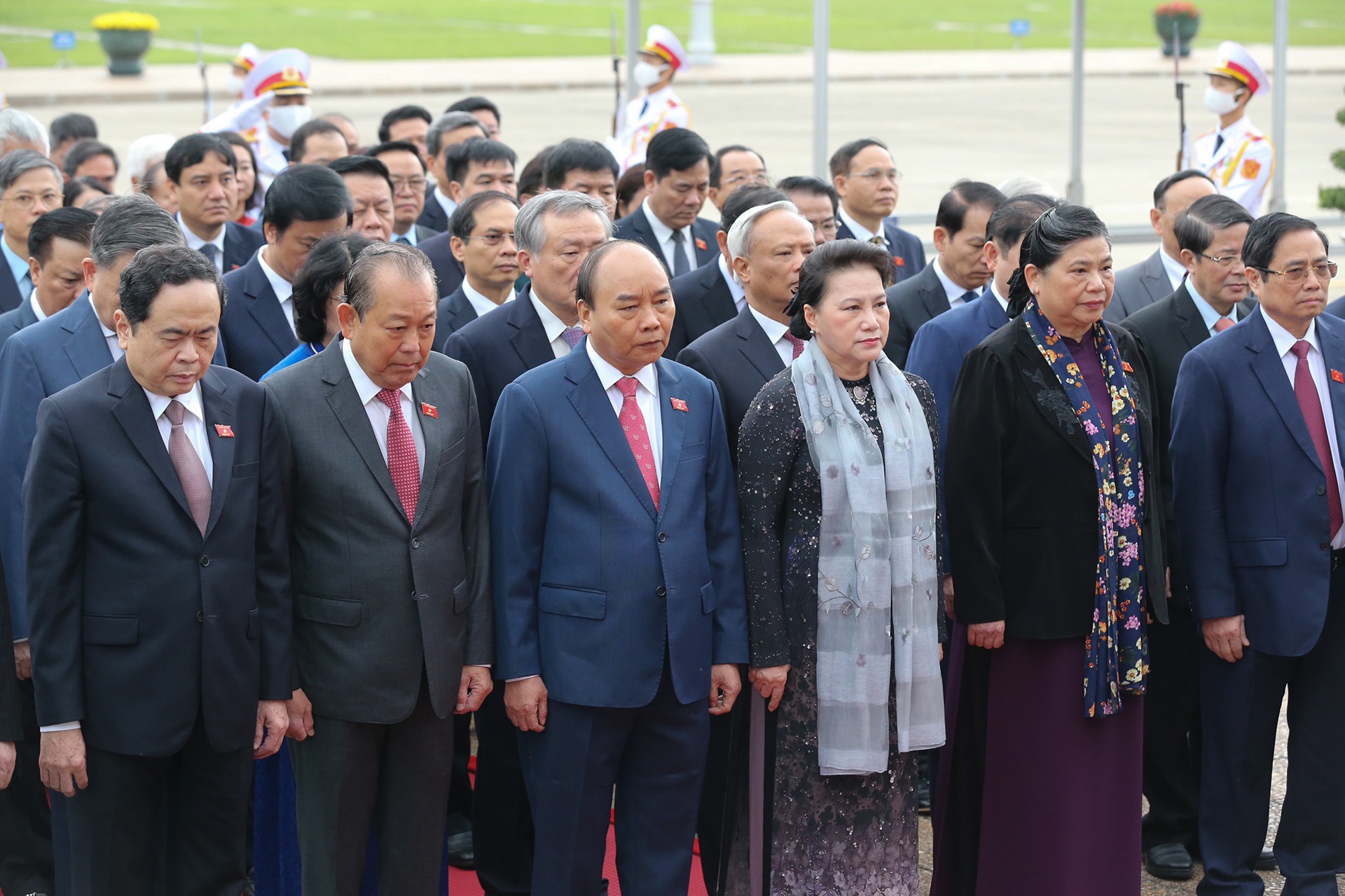 Dai bieu quoc hoi vao lang vieng Chu tich Ho Chi Minh anh 2