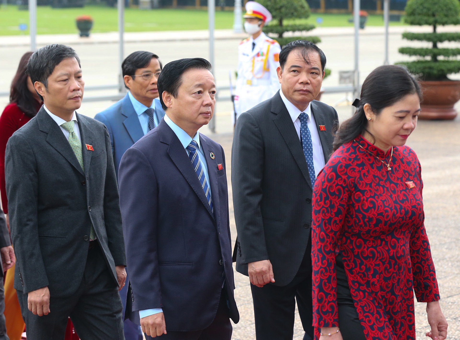 Dai bieu quoc hoi vao lang vieng Chu tich Ho Chi Minh anh 3