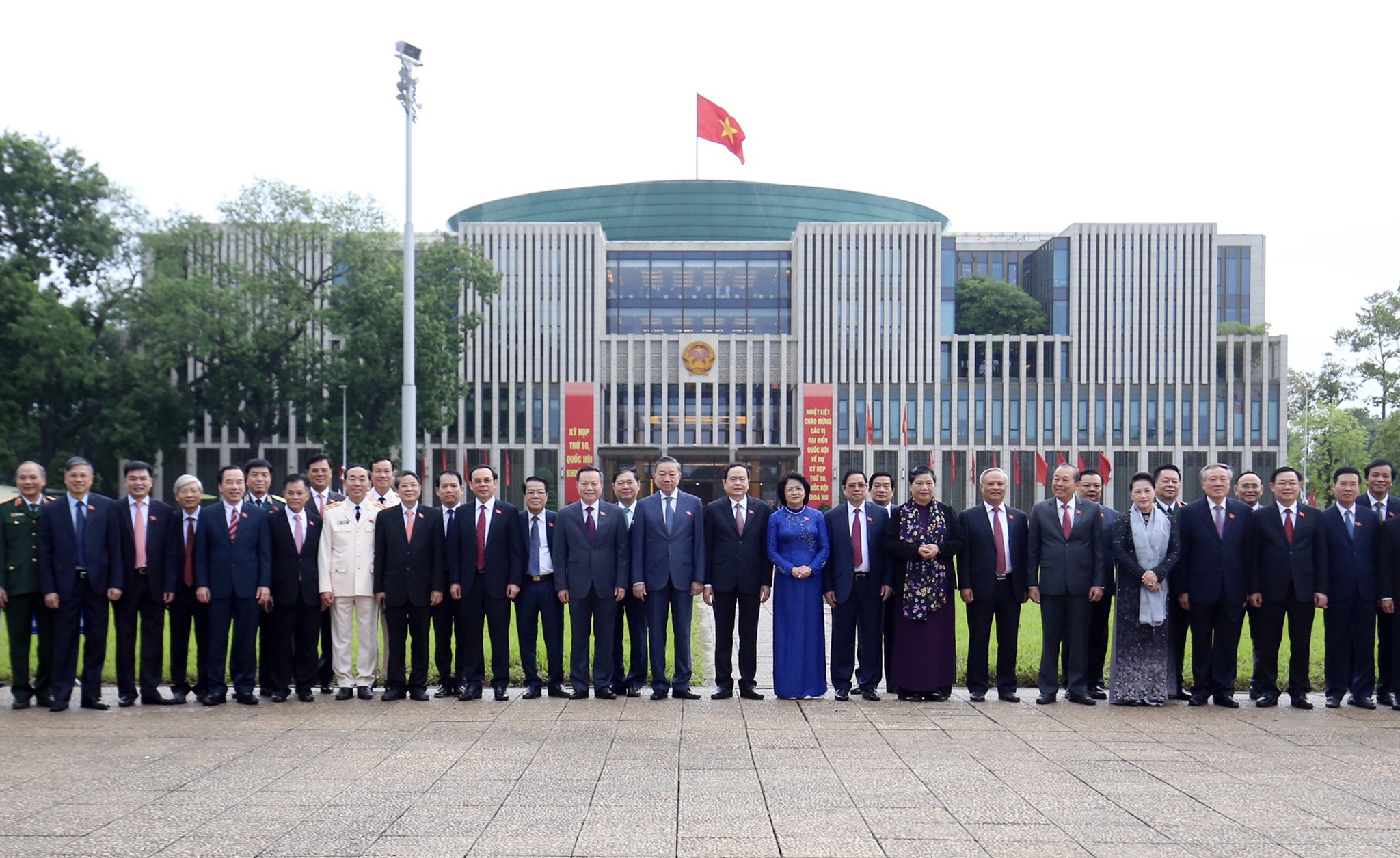 Dai bieu quoc hoi vao lang vieng Chu tich Ho Chi Minh anh 4