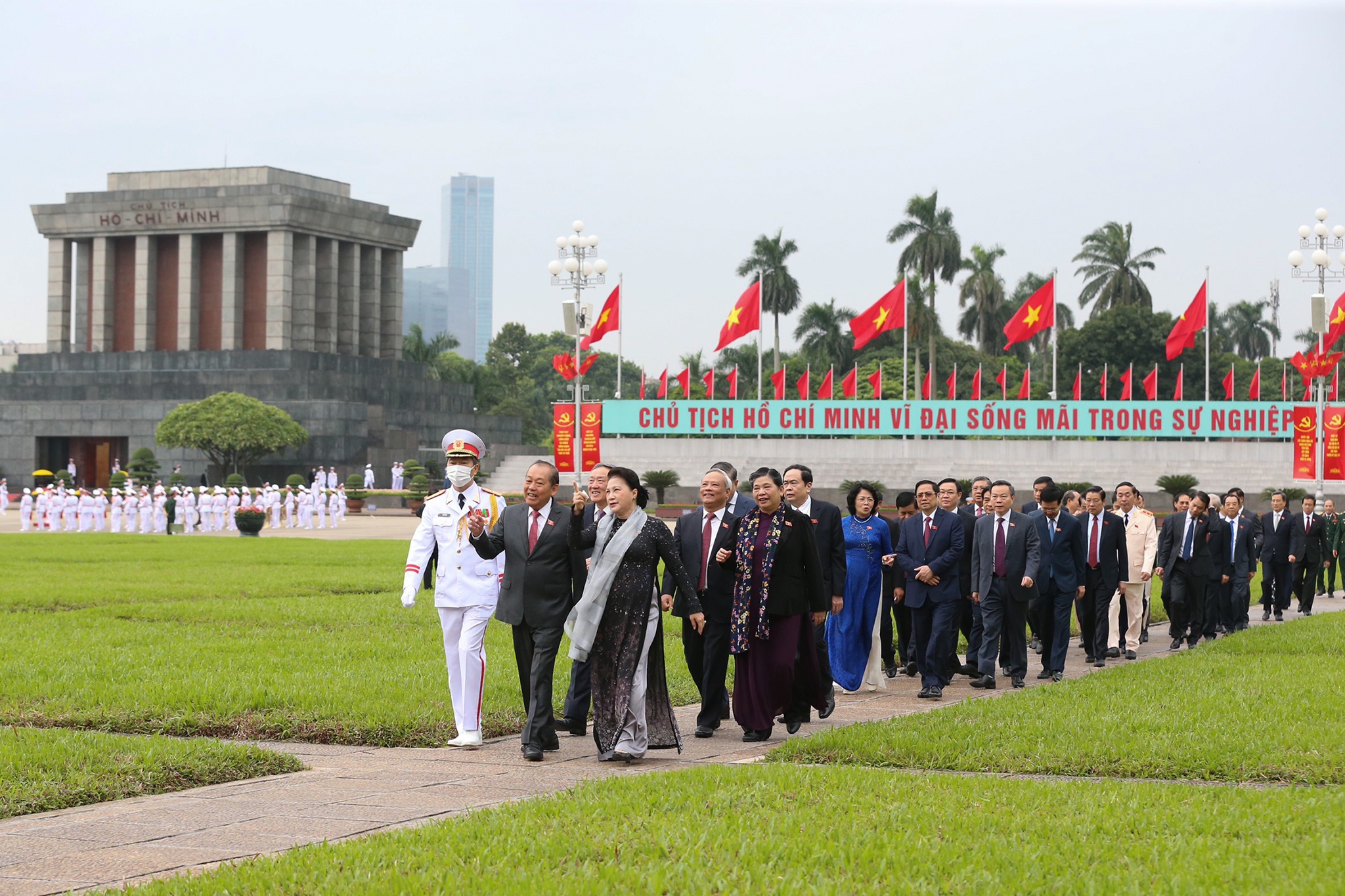 Dai bieu quoc hoi vao lang vieng Chu tich Ho Chi Minh anh 6