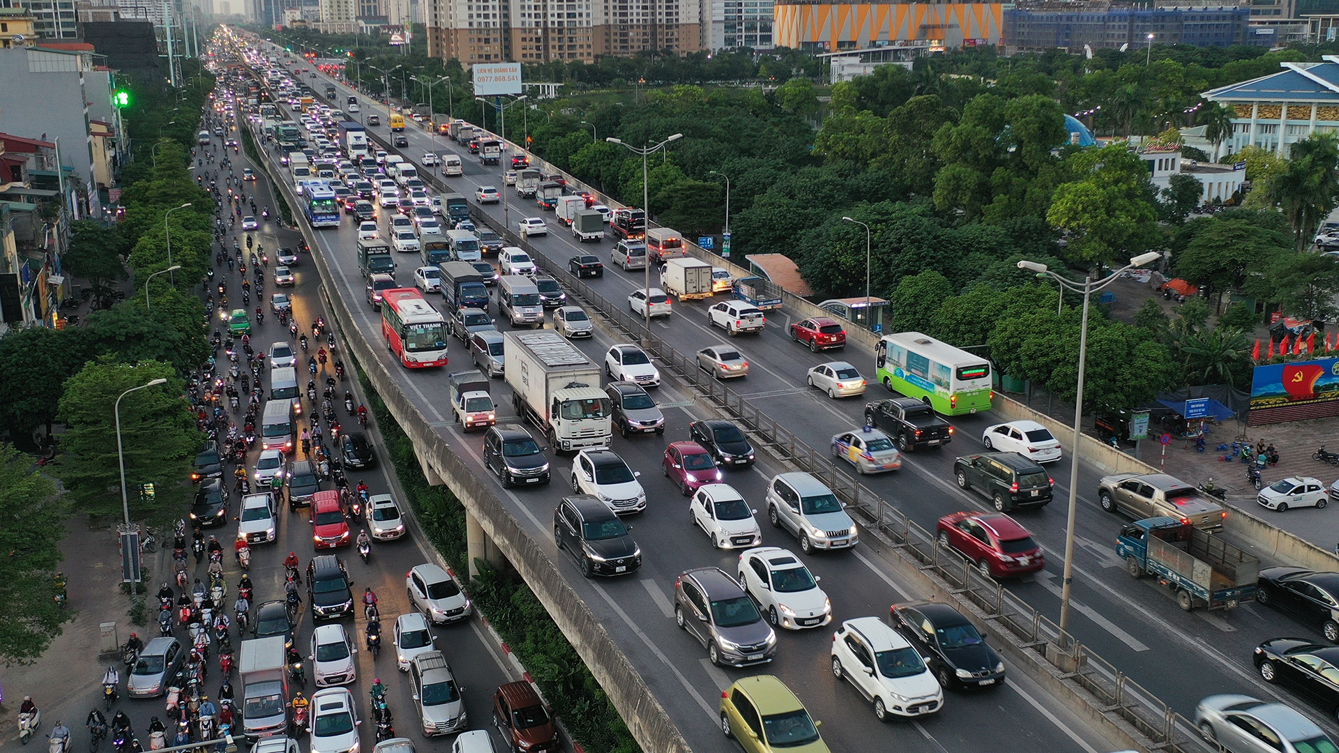 Ha Noi tiep thu phan bien ve de an thu phi oto vao noi do hinh anh