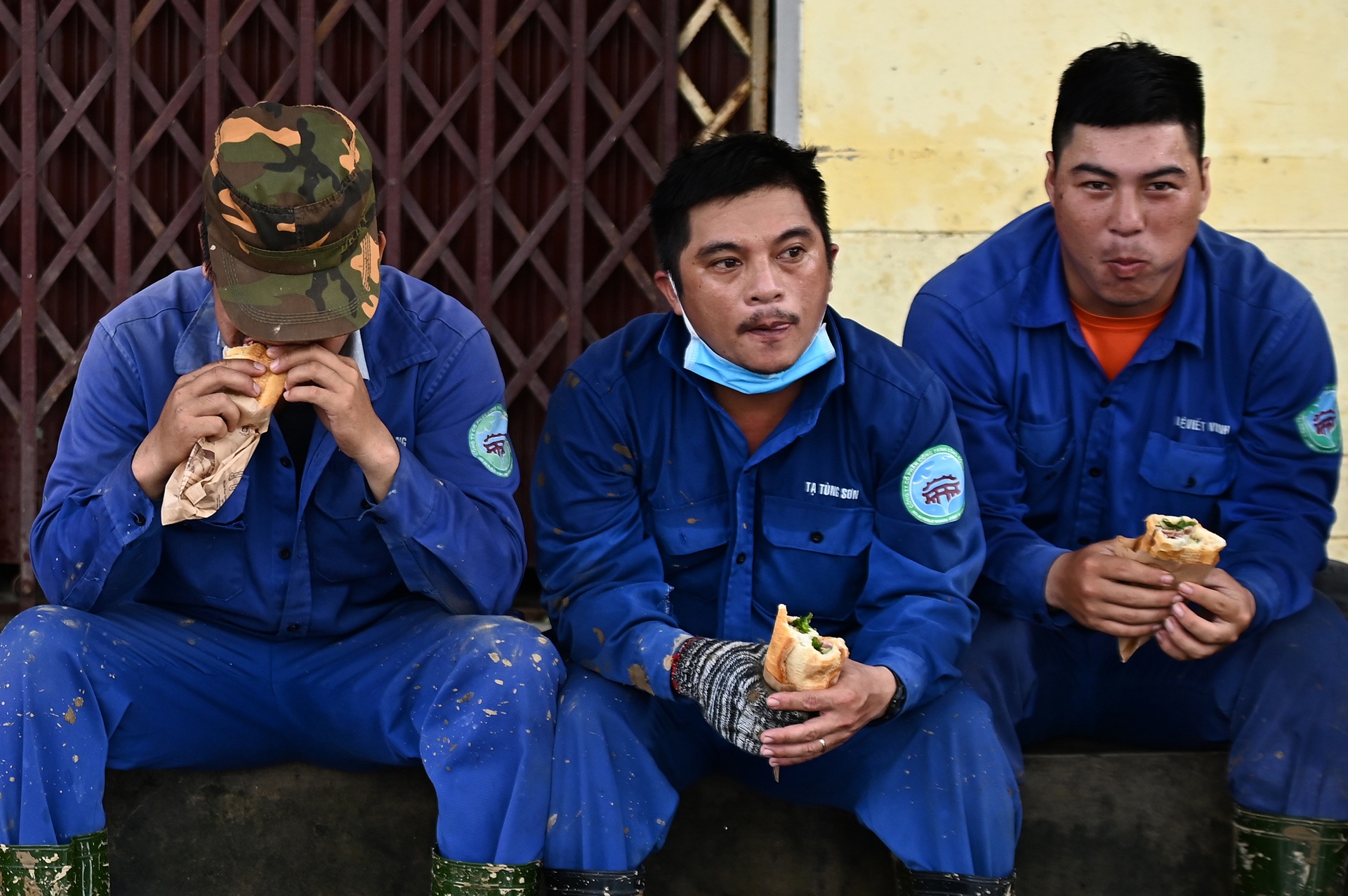 Hang tram nguoi don dep pho co Hoi An sau lu hinh anh