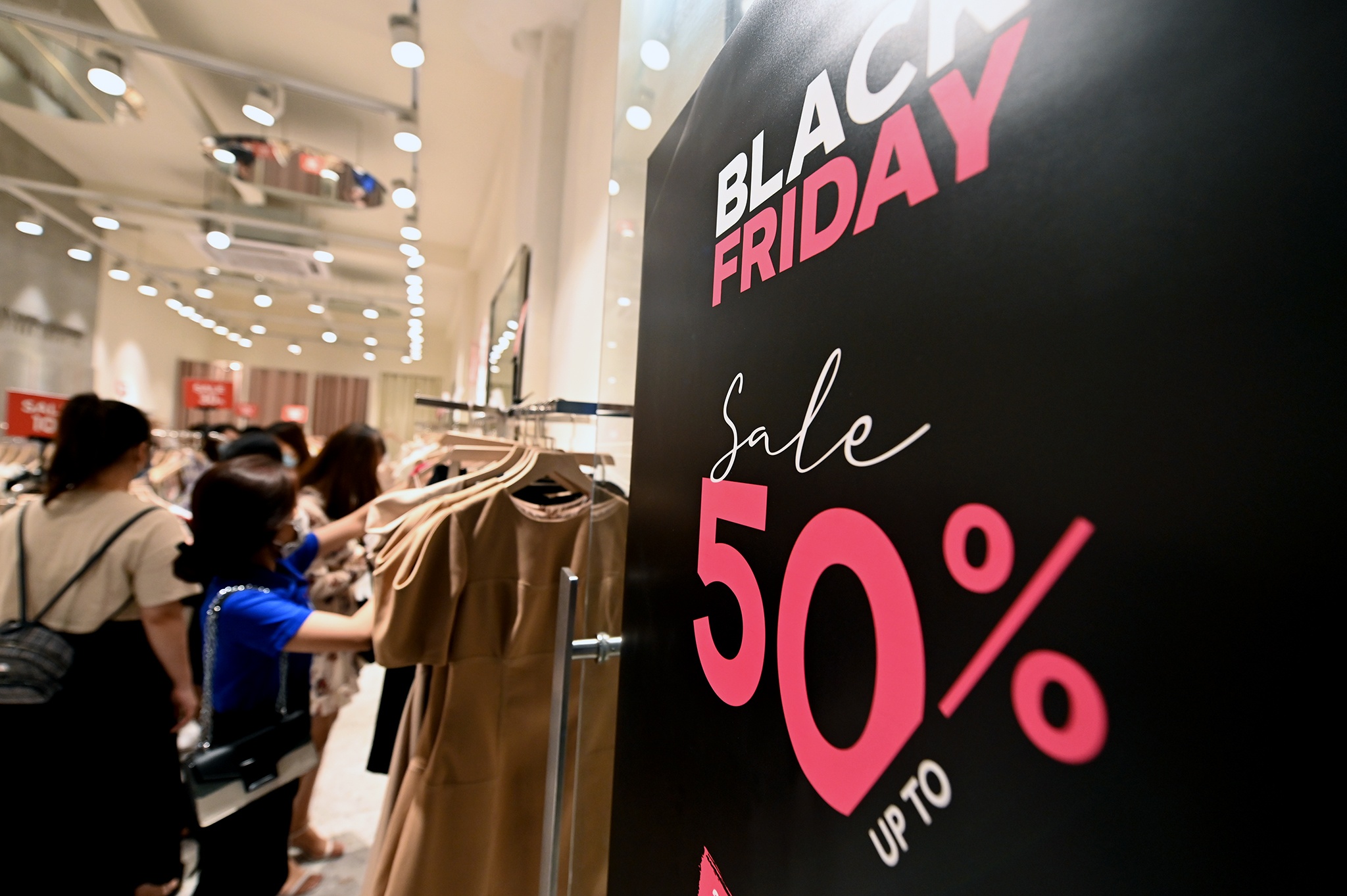 chi em sam do giam gia ngay Black Friday anh 10