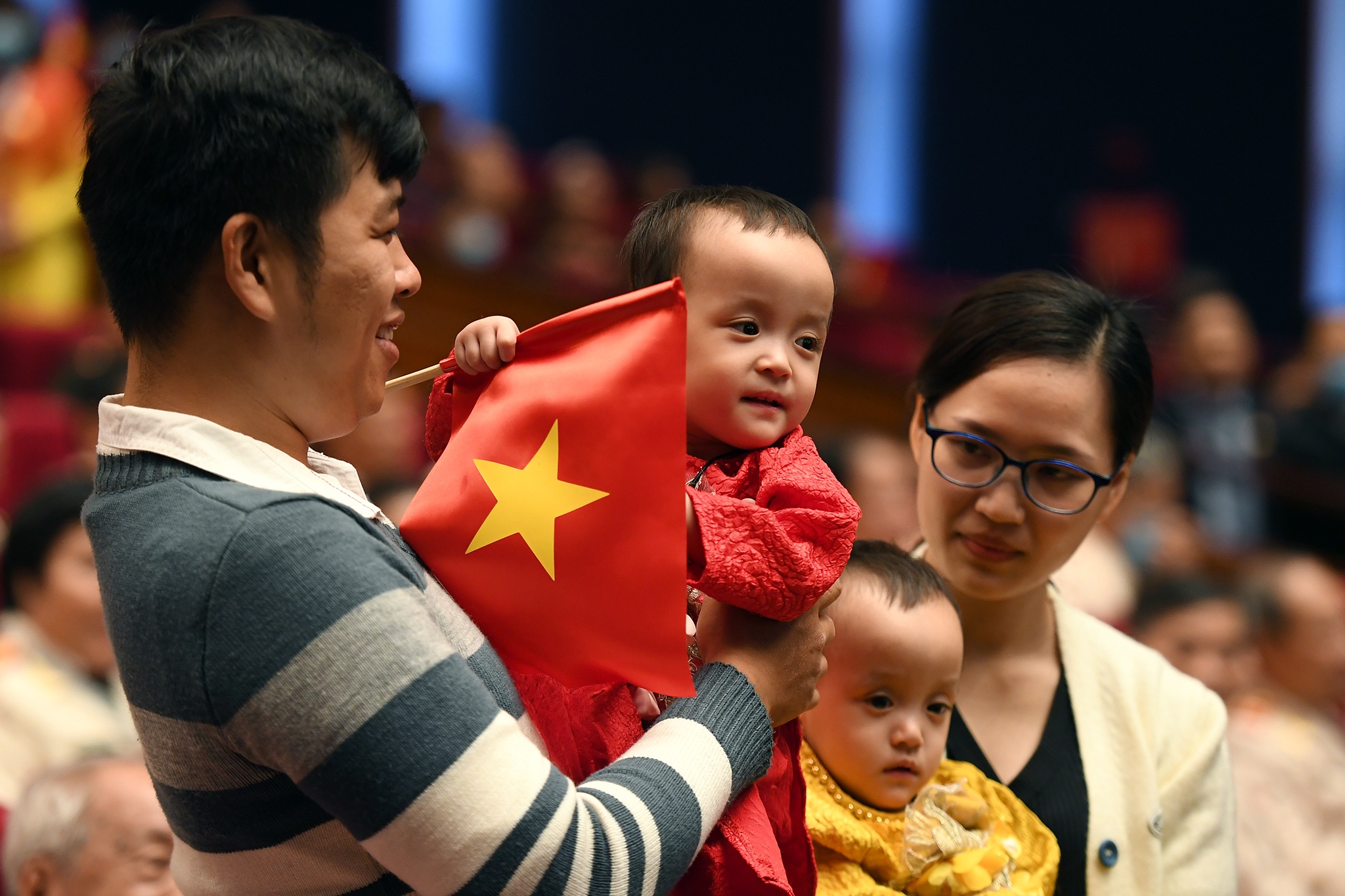 Cap song sinh Truc Nhi, Dieu Nhi xuat hien o dai hoi thi dua yeu nuoc hinh anh