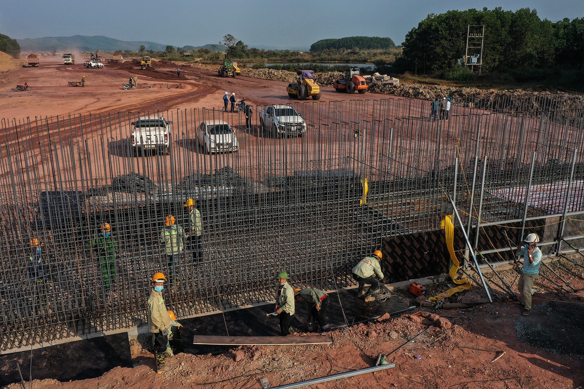 Canh thi cong hoi ha tren cao toc Van Don - Mong Cai hinh anh