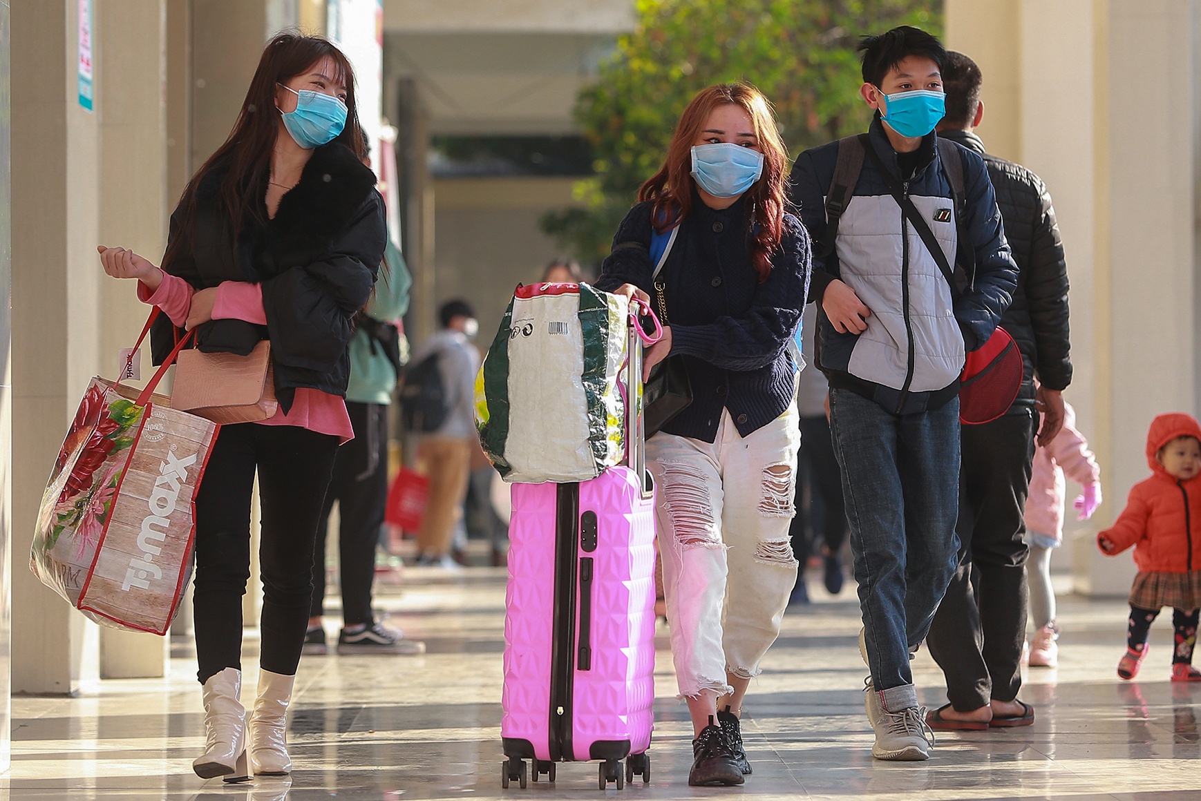 Nguoi dan do ra ben xe de ve que nghi Tet Duong lich hinh anh