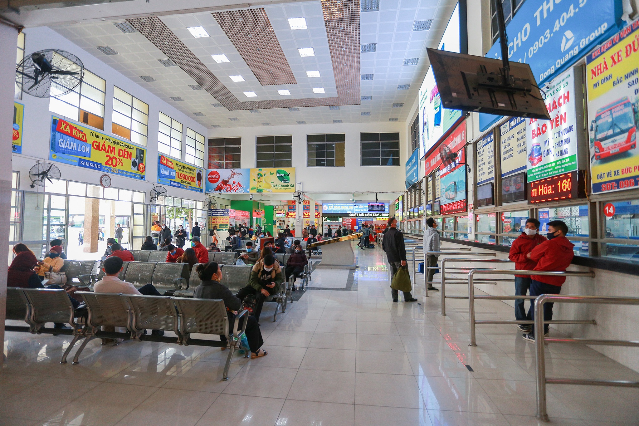 hanh khach ve que nghi le Tet Duong lich anh 2