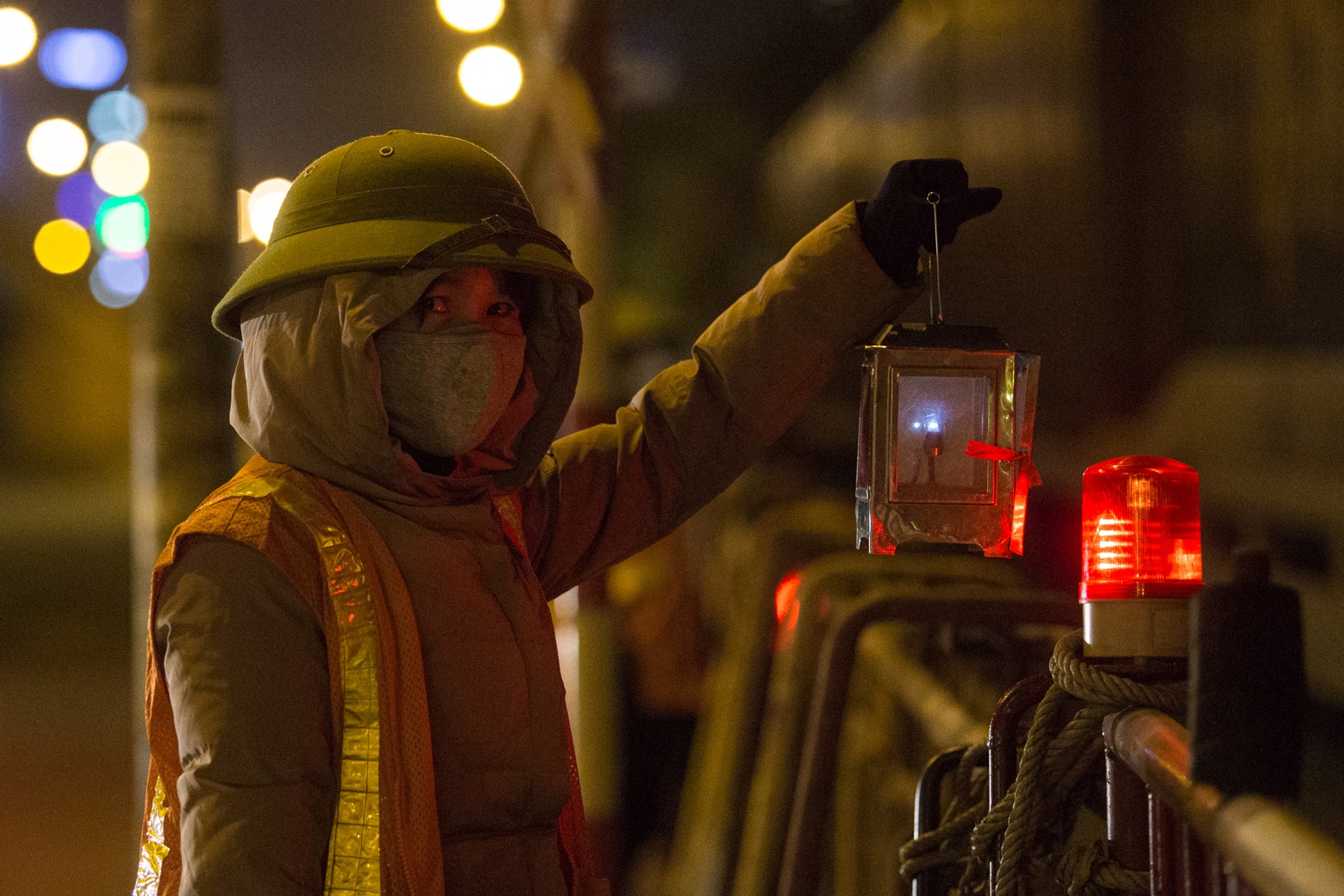 Nguoi lao dong o Ha Noi trong dem ret 10 do C hinh anh