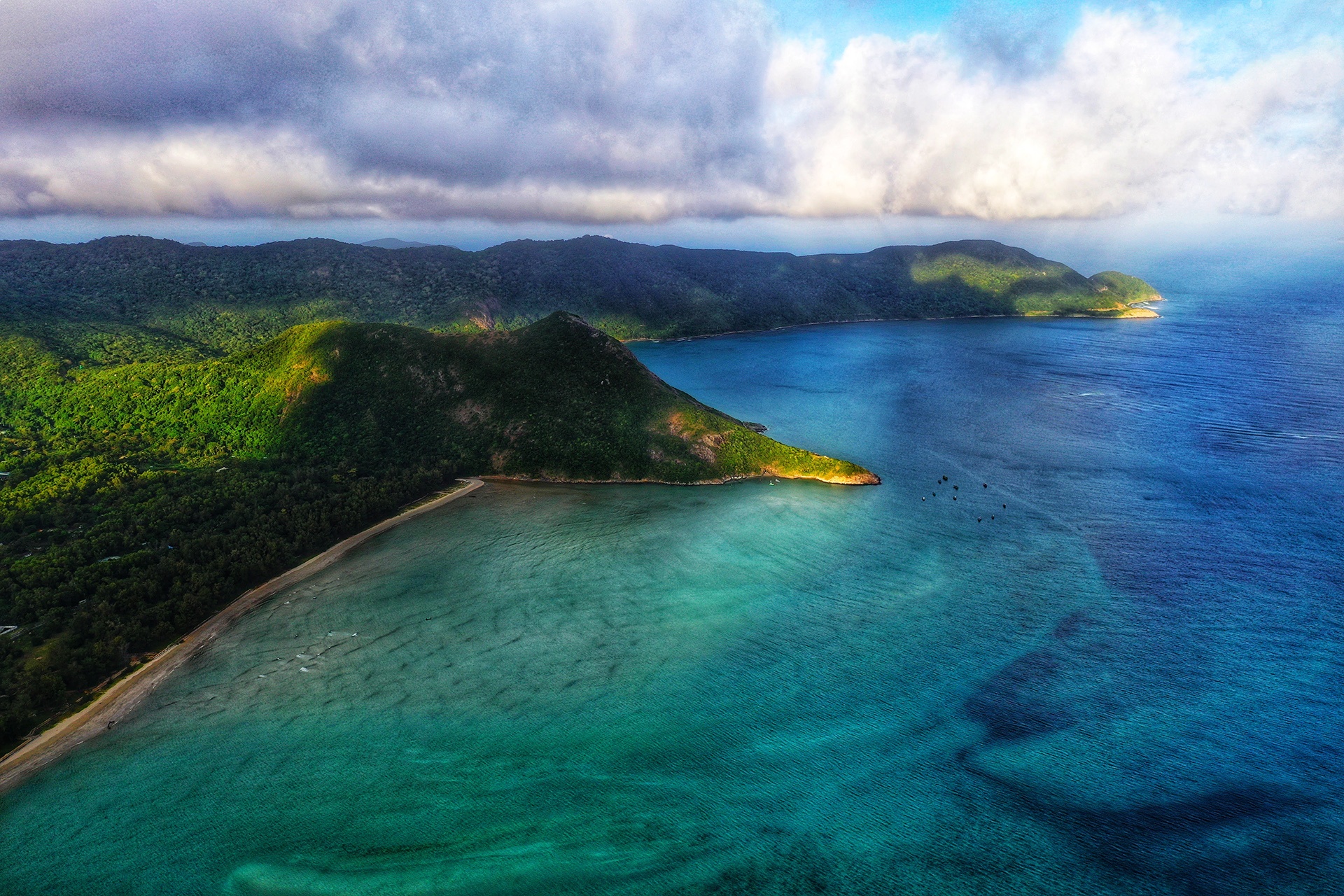 Canh sac biec xanh o Con Dao hinh anh