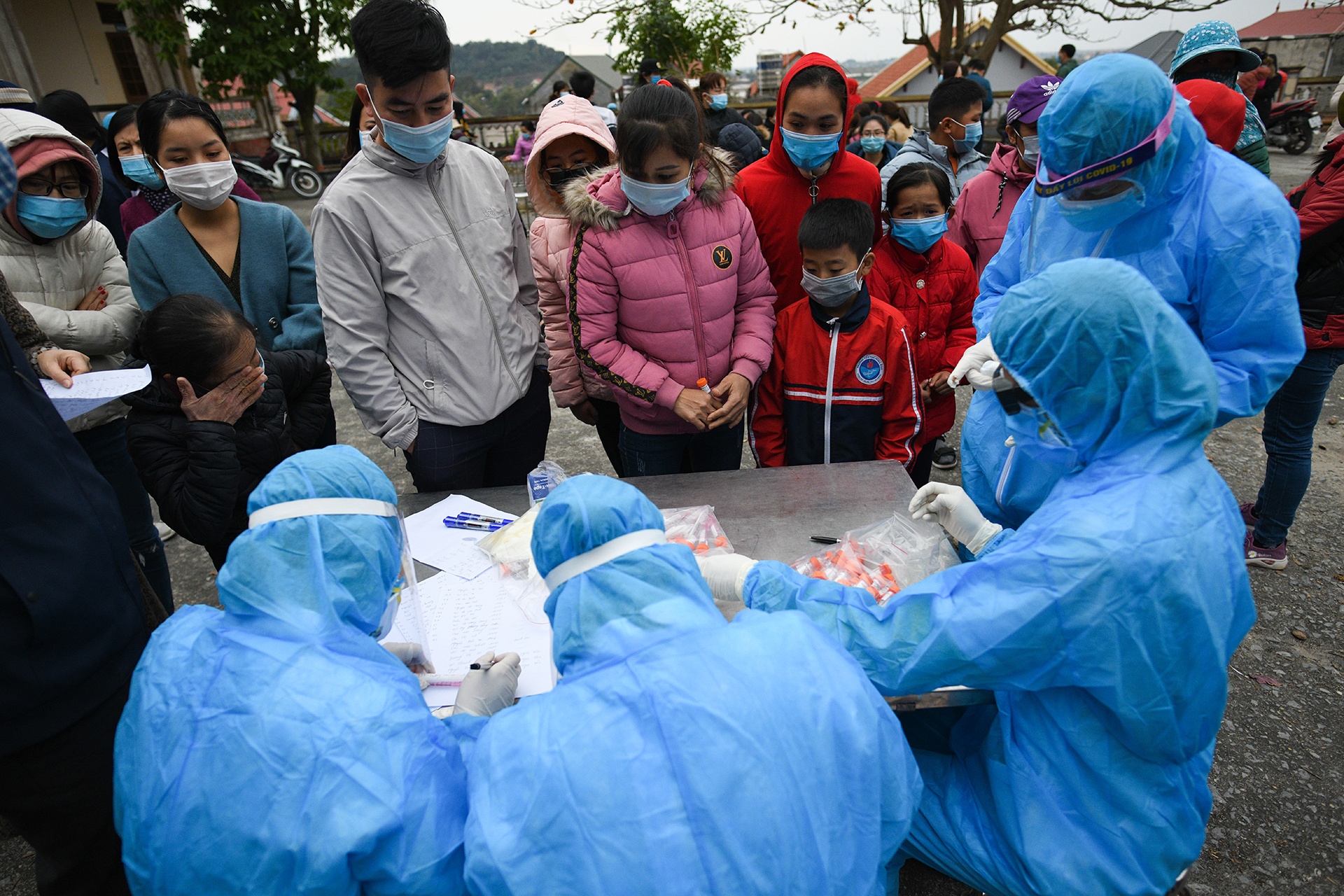 Lay mau xet nghiem Covid-19 cho 250 truong hop F2 o Chi Linh hinh anh