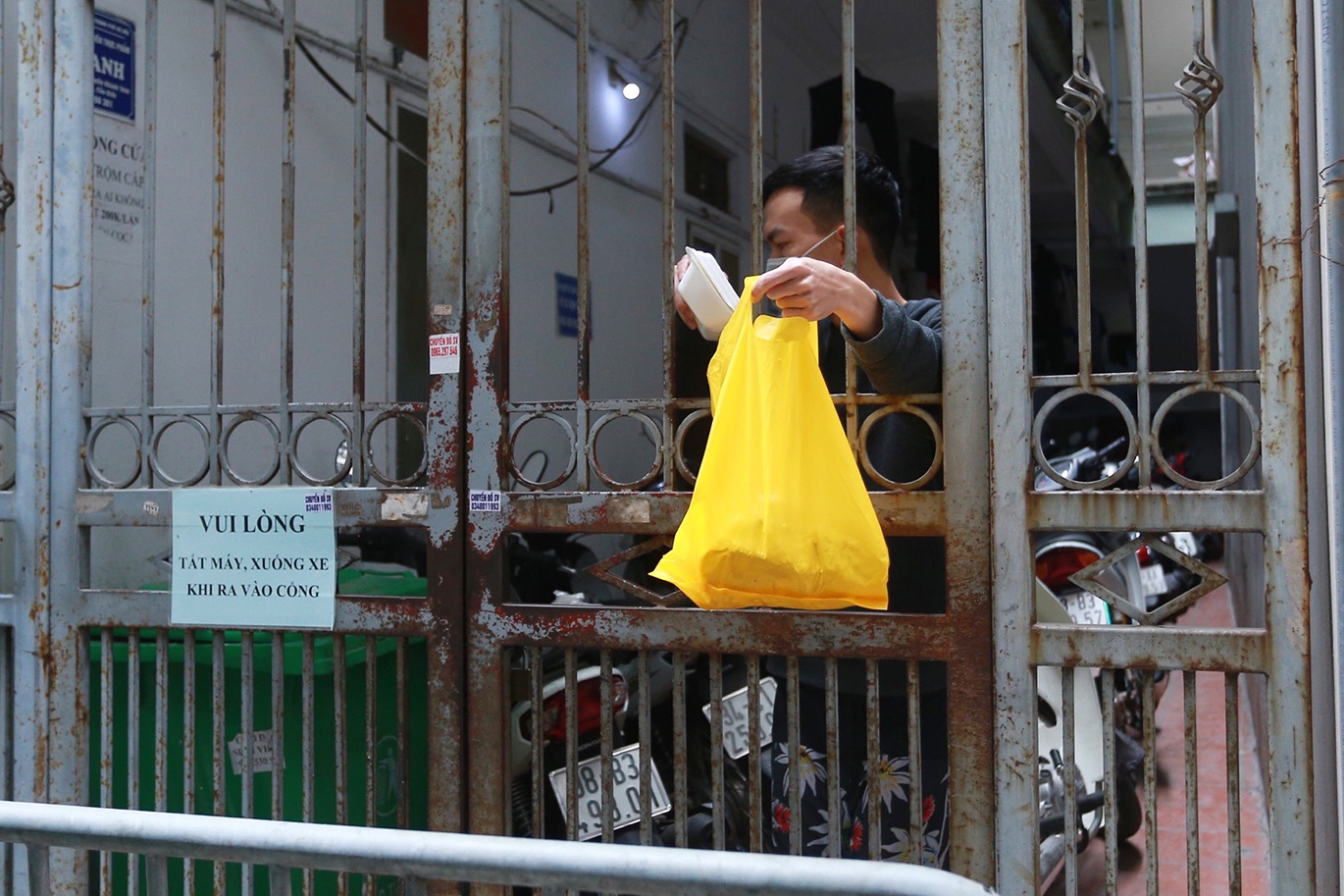 Thiet lap rao chan o cac ngo Ha Noi co truong hop nghi mac Covid-19 hinh anh