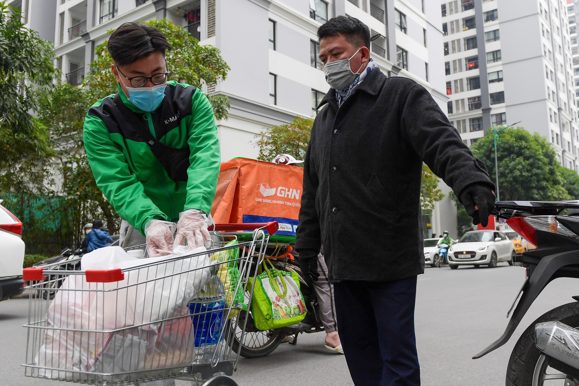 Canh phong toa, tiep te hang hoa o Times City hinh anh