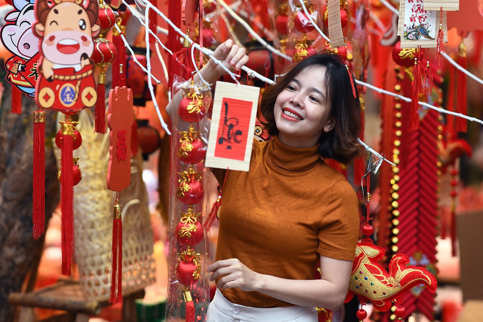 Do trang tri thu hut khach o cho hoa Hang Luoc hinh anh