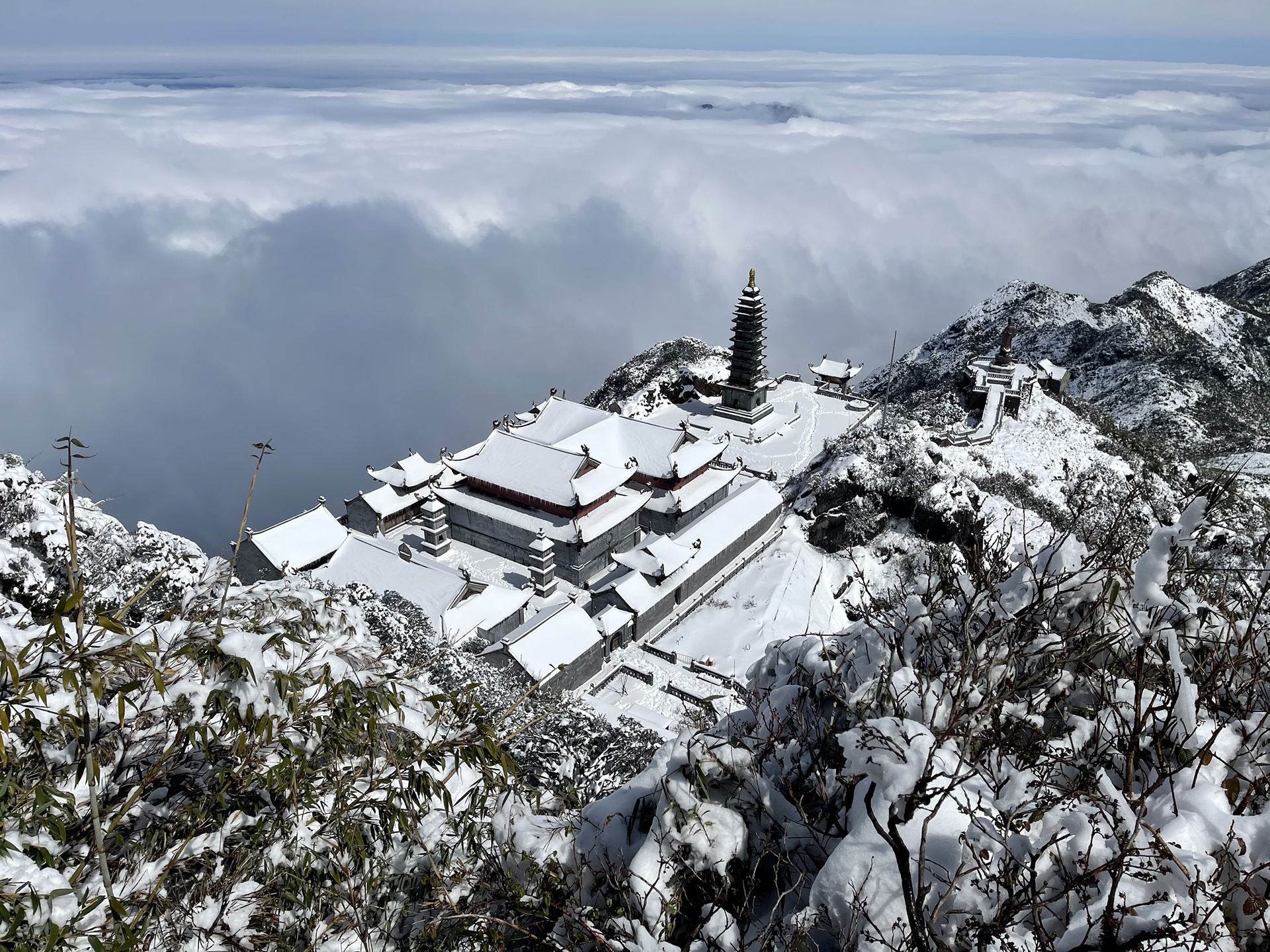Dinh Fansipan khac la sau hai ngay tuyet roi hinh anh