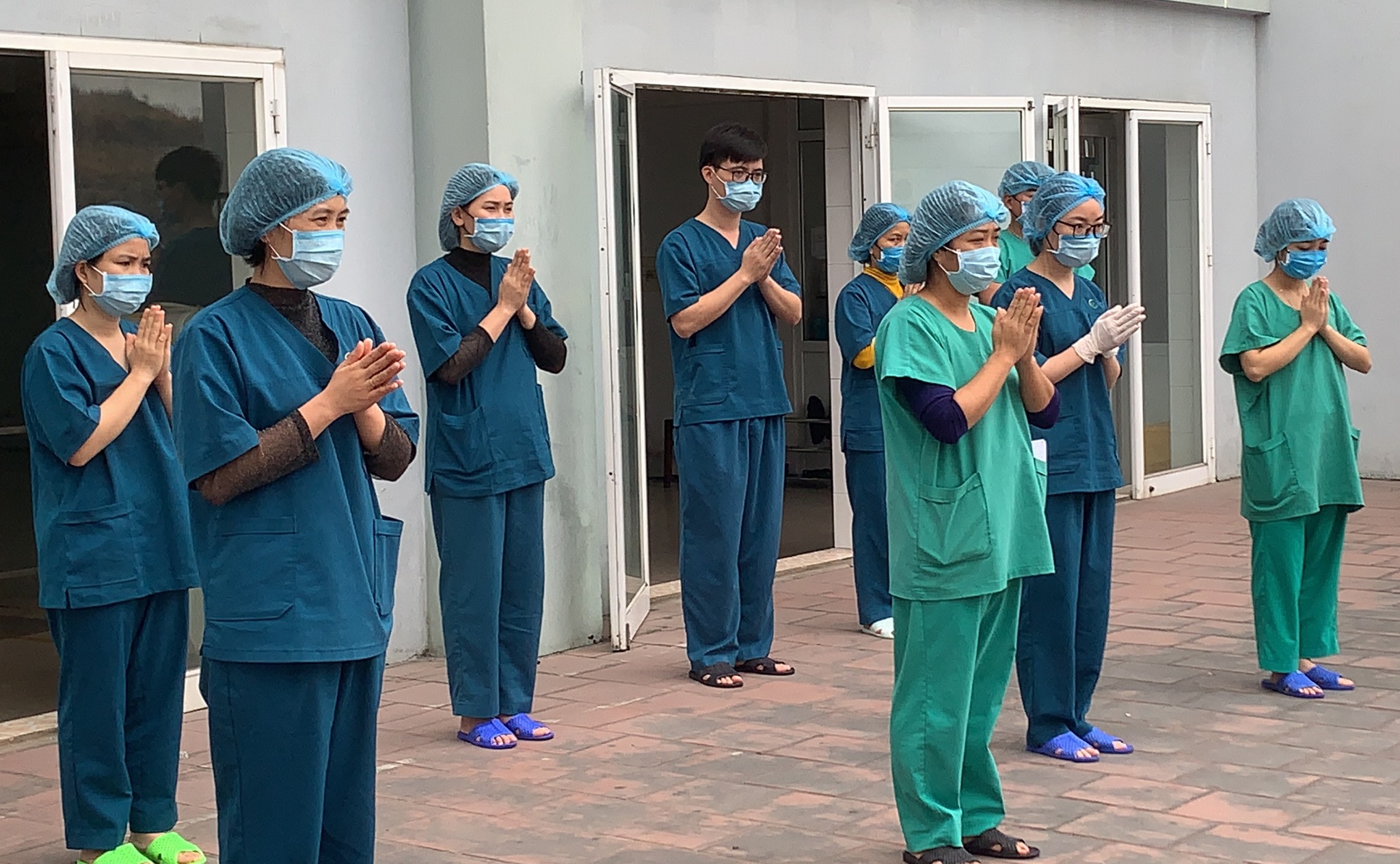 Bac si va benh nhan lam le tien Tao quan hinh anh