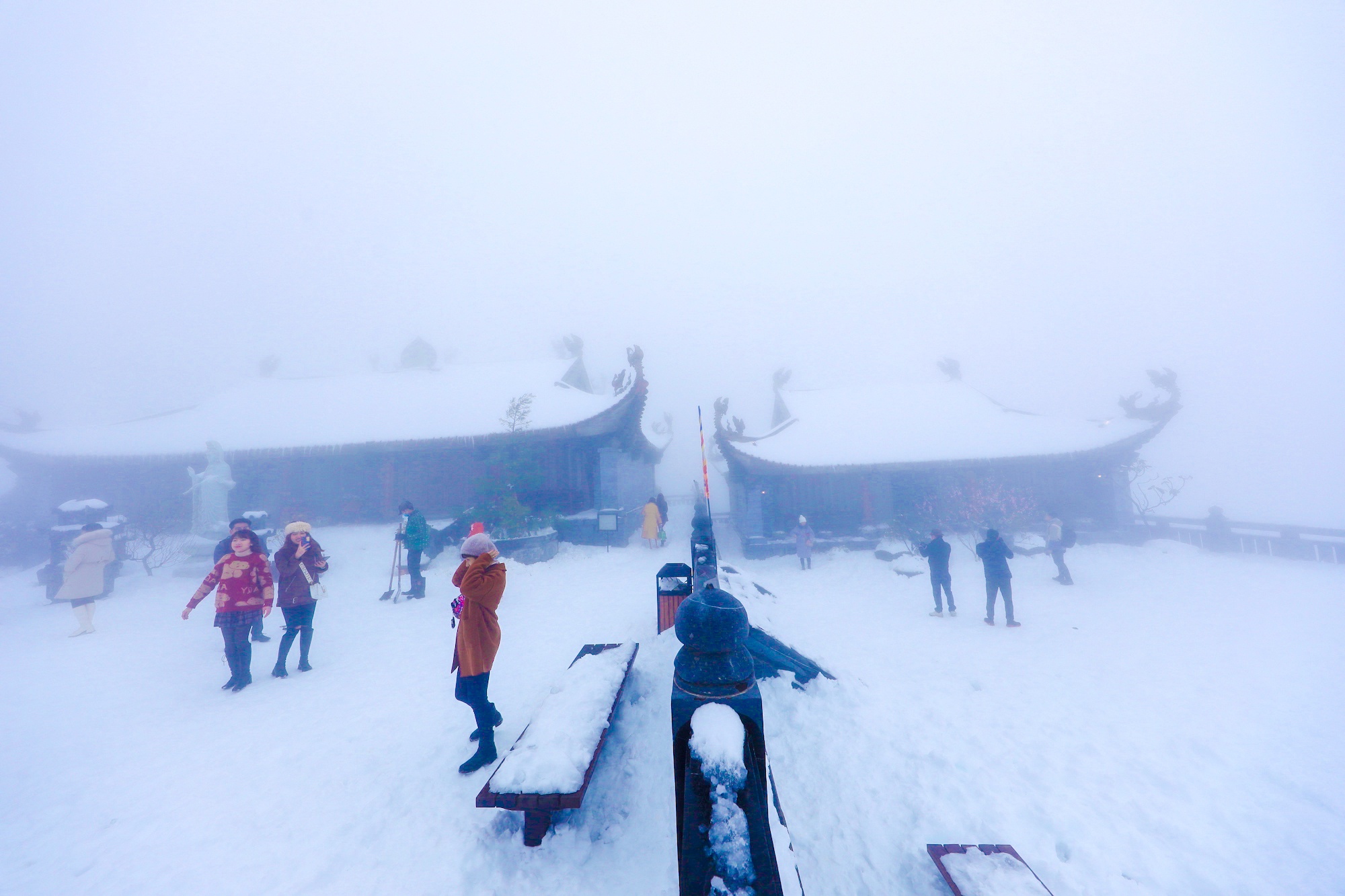 tuyet roi thu hut du khach len dinh Fansipan anh 13