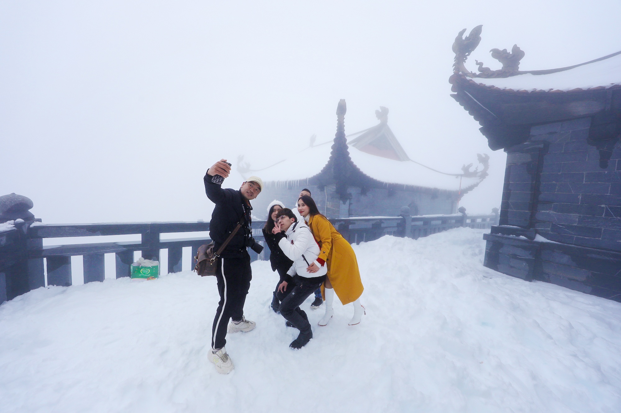 tuyet roi thu hut du khach len dinh Fansipan anh 15