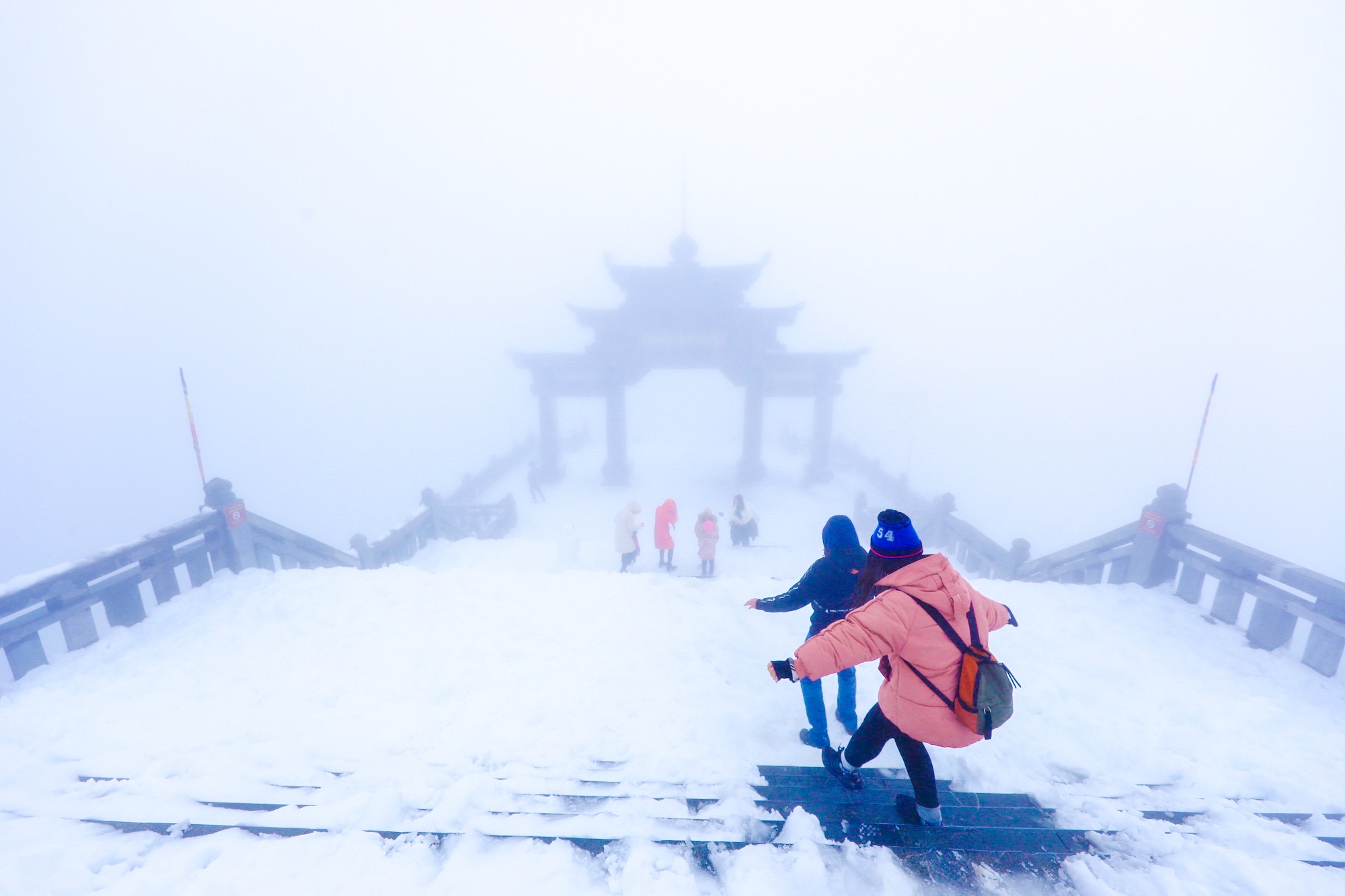 tuyet roi thu hut du khach len dinh Fansipan anh 16