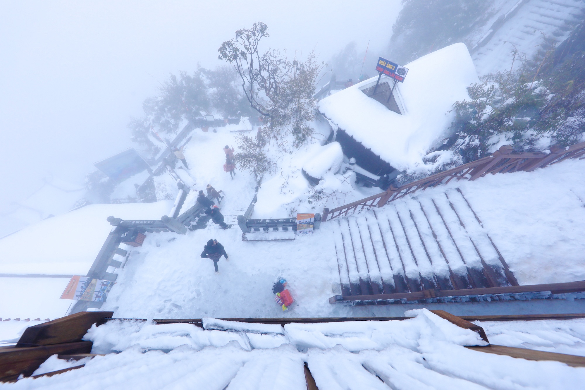 tuyet roi thu hut du khach len dinh Fansipan anh 21
