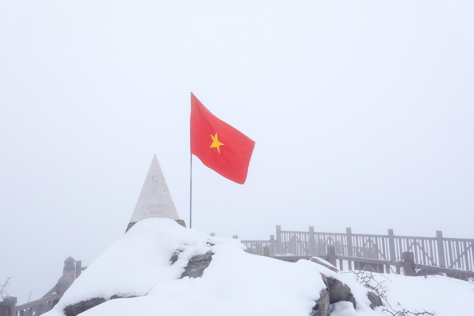 tuyet roi thu hut du khach len dinh Fansipan anh 22