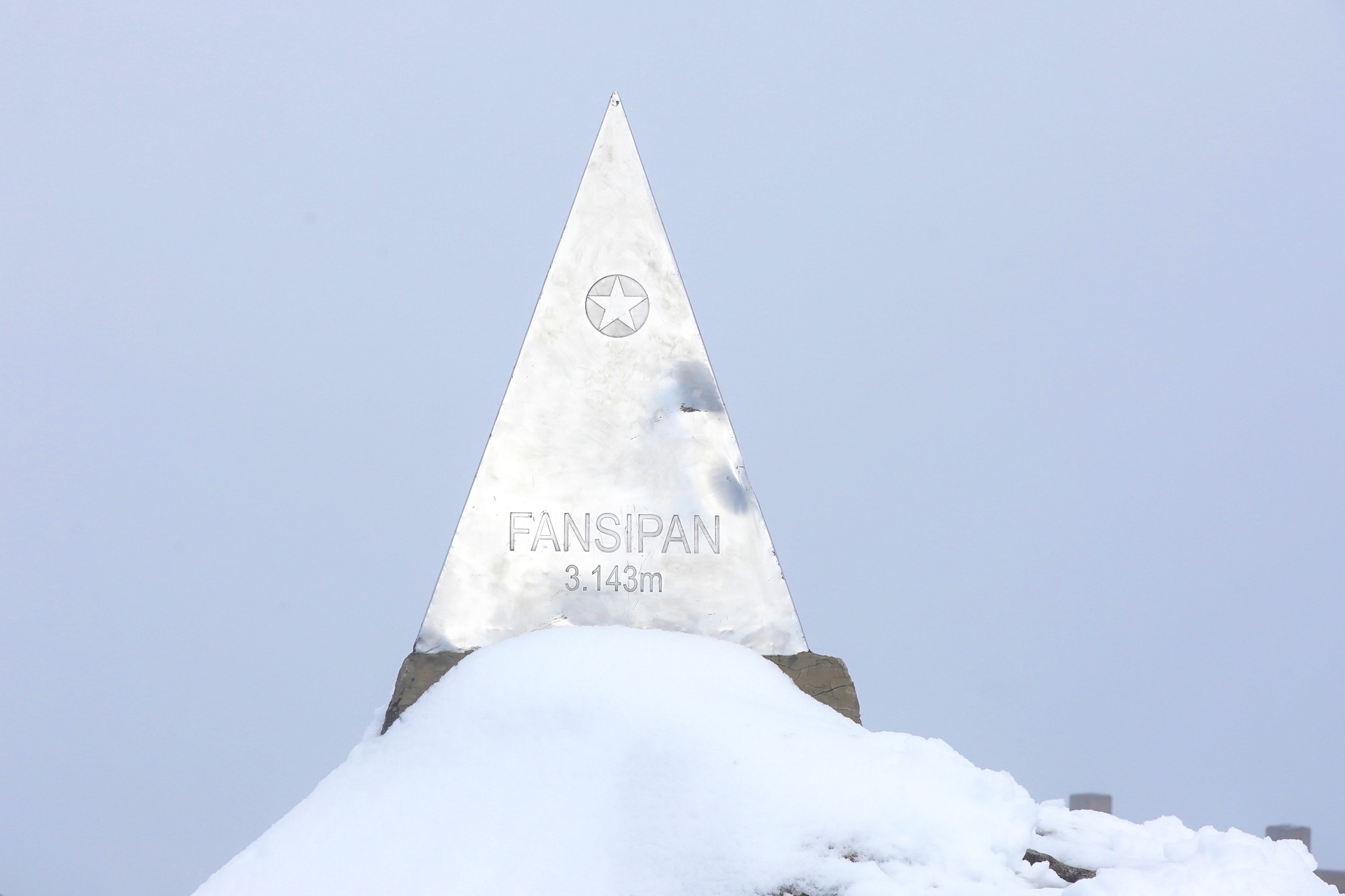 tuyet roi thu hut du khach len dinh Fansipan anh 23