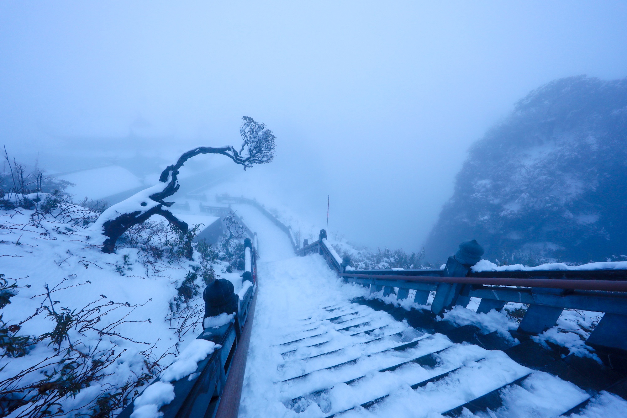 tuyet roi thu hut du khach len dinh Fansipan anh 25