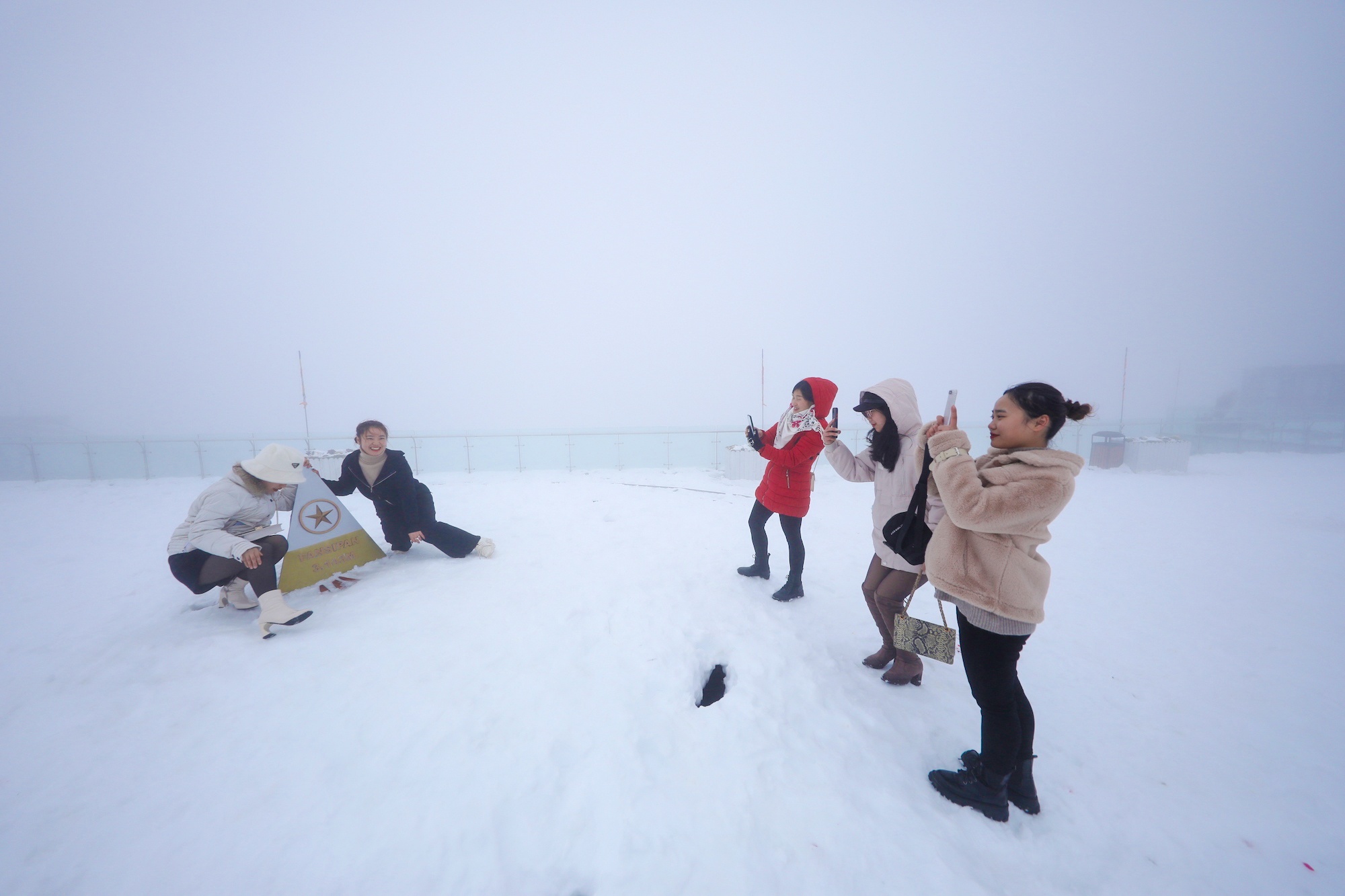 tuyet roi thu hut du khach len dinh Fansipan anh 5
