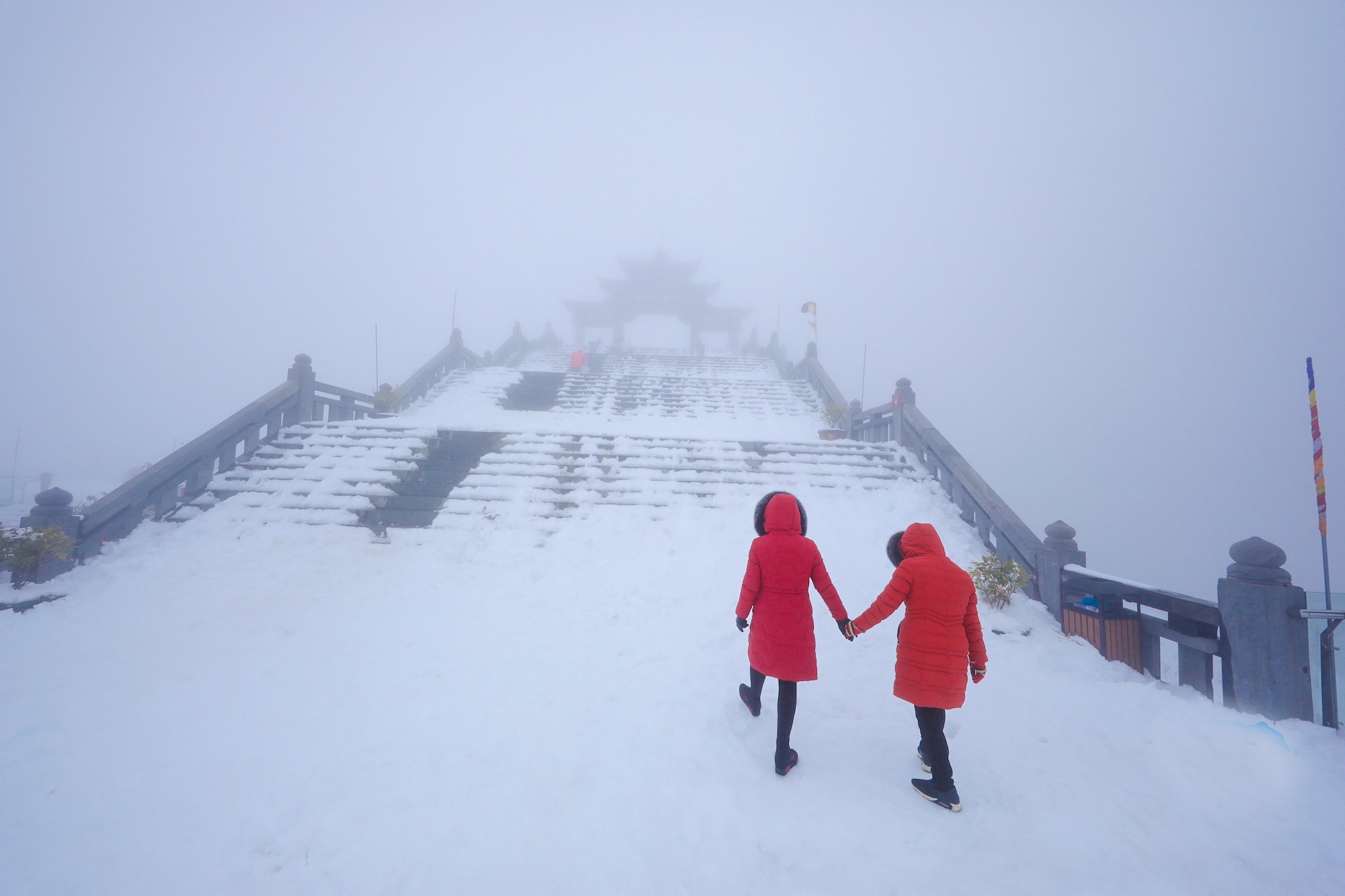 tuyet roi thu hut du khach len dinh Fansipan anh 1