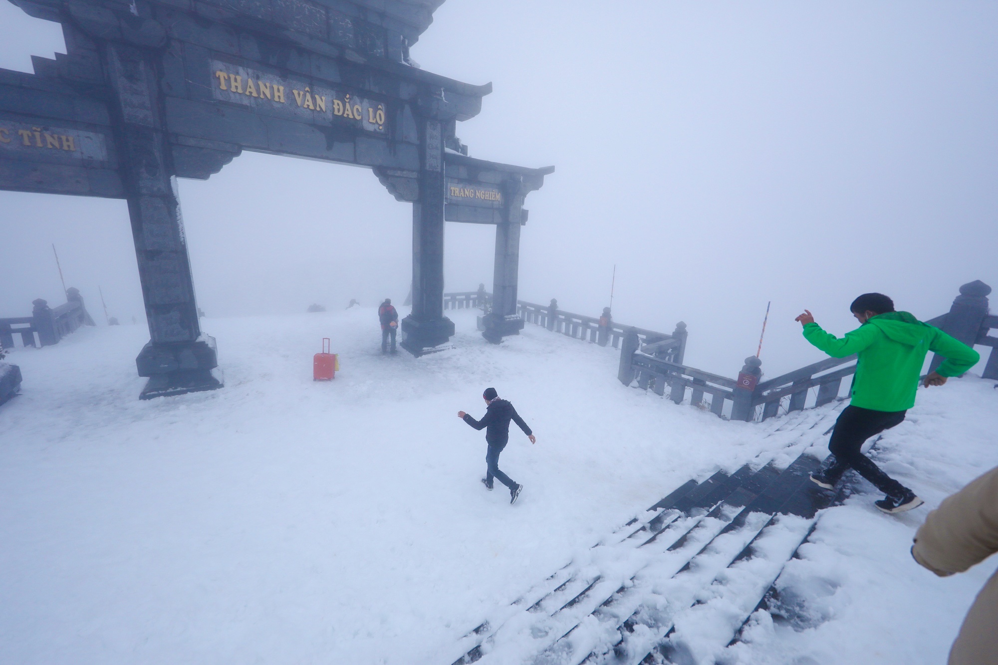 tuyet roi thu hut du khach len dinh Fansipan anh 7
