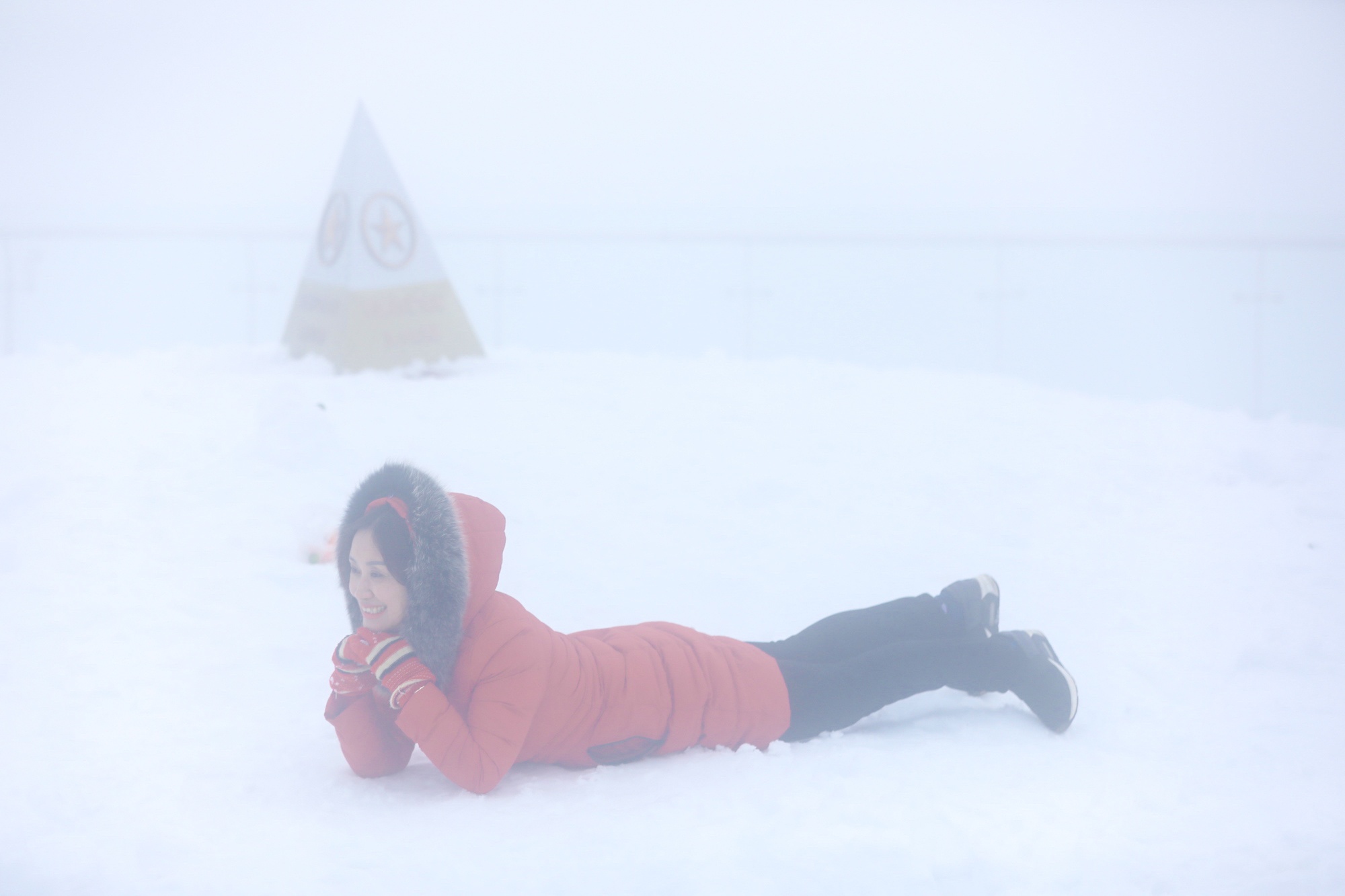 Du khach lan le bo toai tren tuyet day 70 cm o Fansipan hinh anh