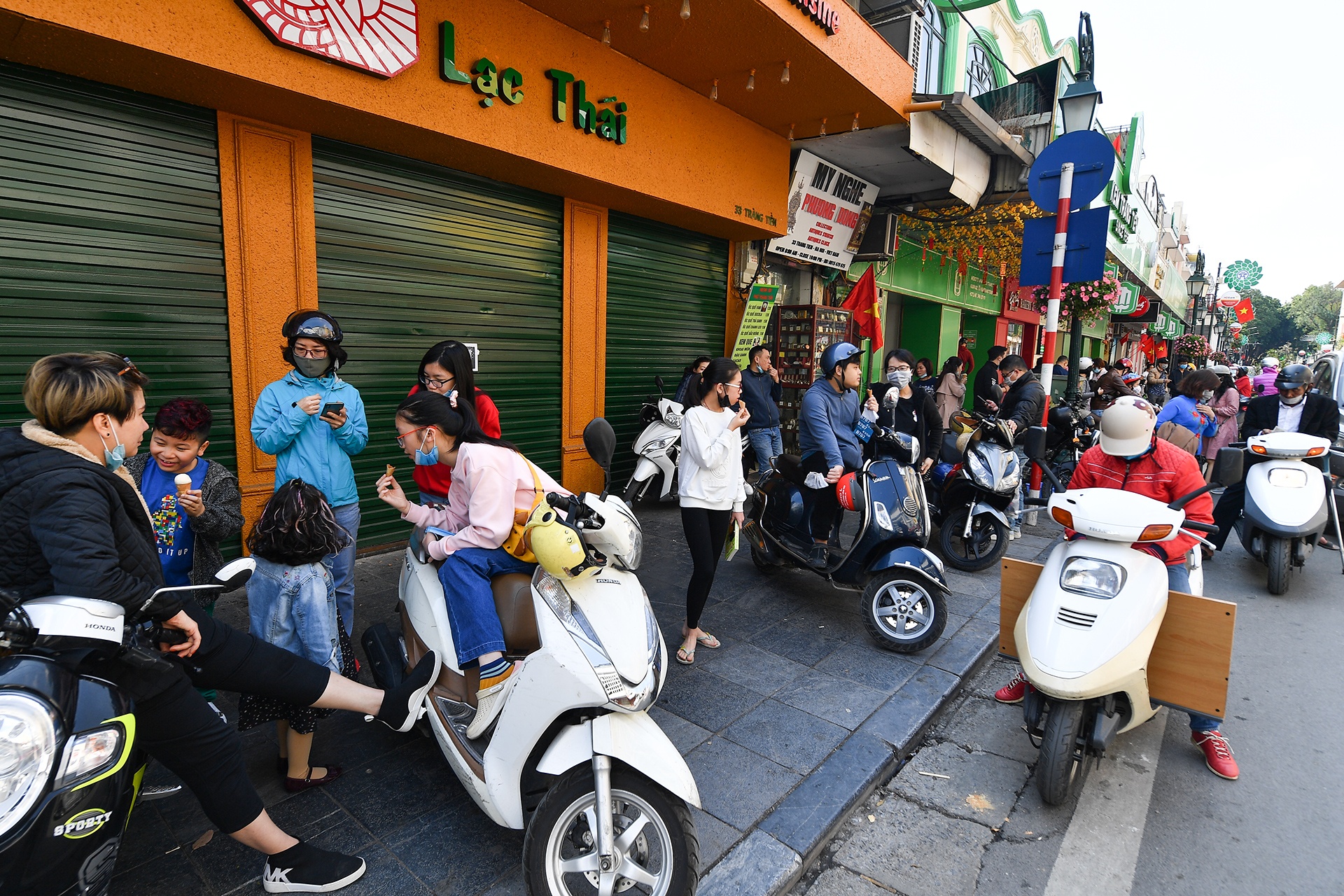 khong khi chieu 30 Tet o Ha Noi anh 16