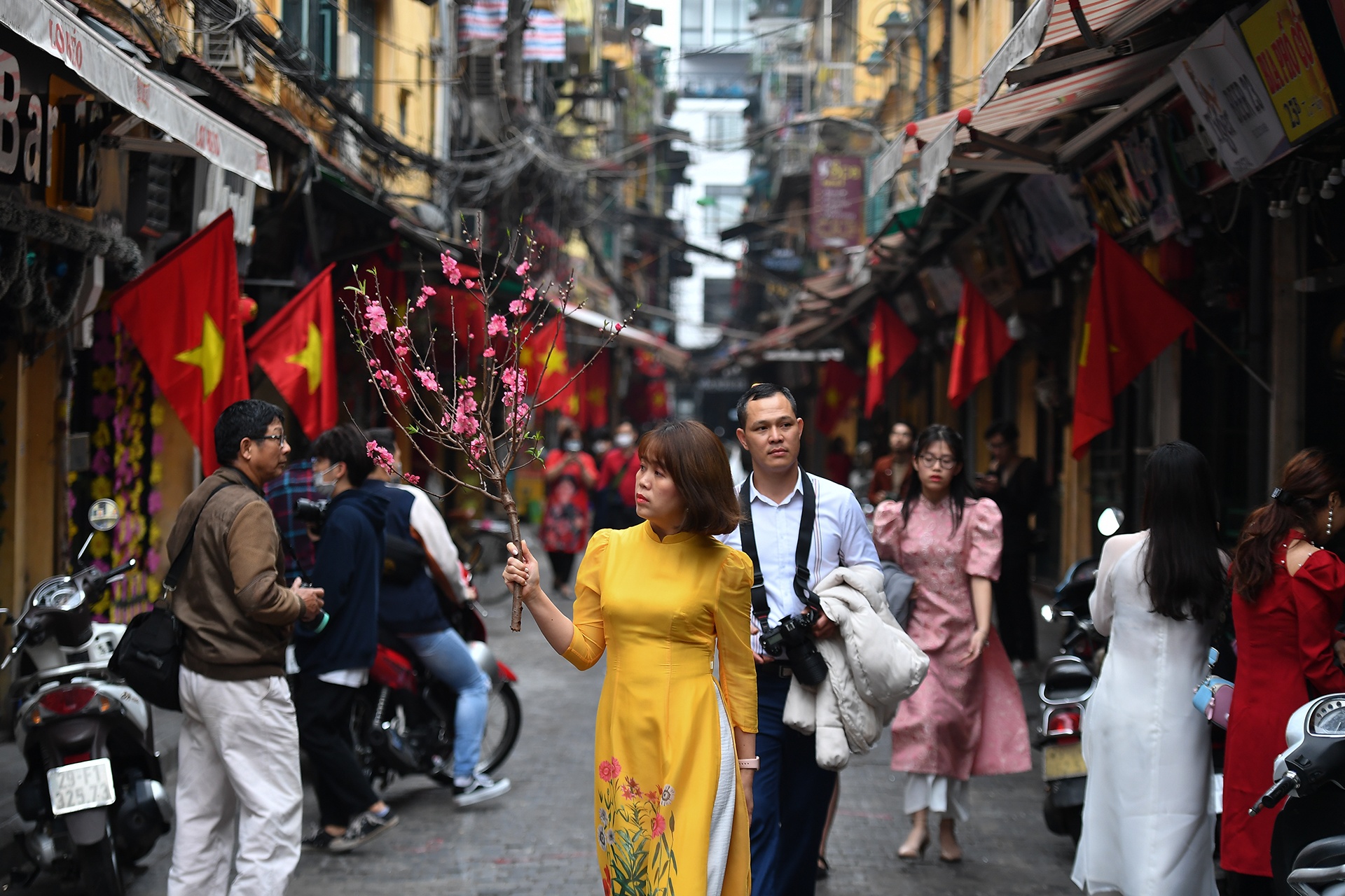 gioi tre dao choi mung 1 Tet anh 10