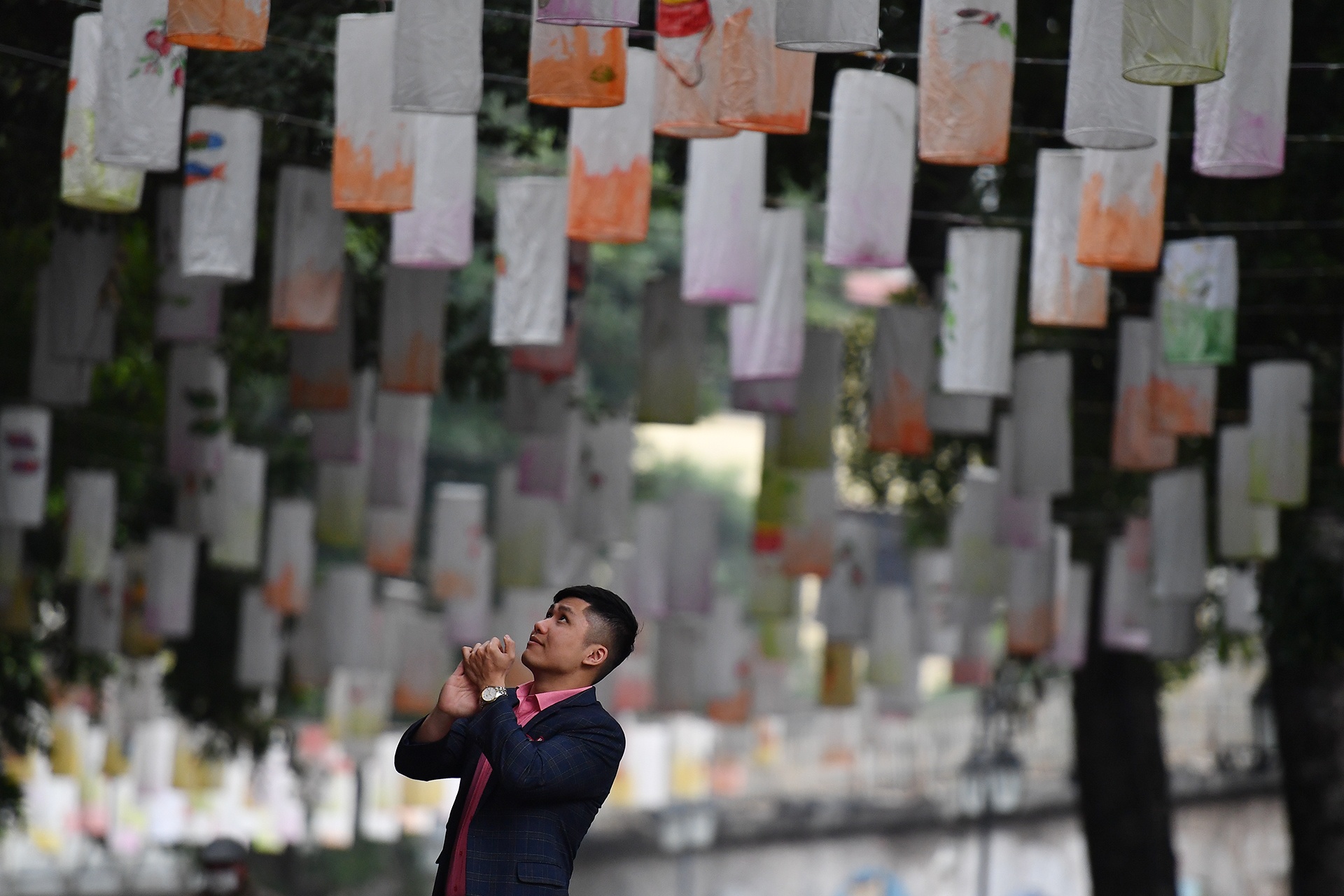 gioi tre dao choi mung 1 Tet anh 12