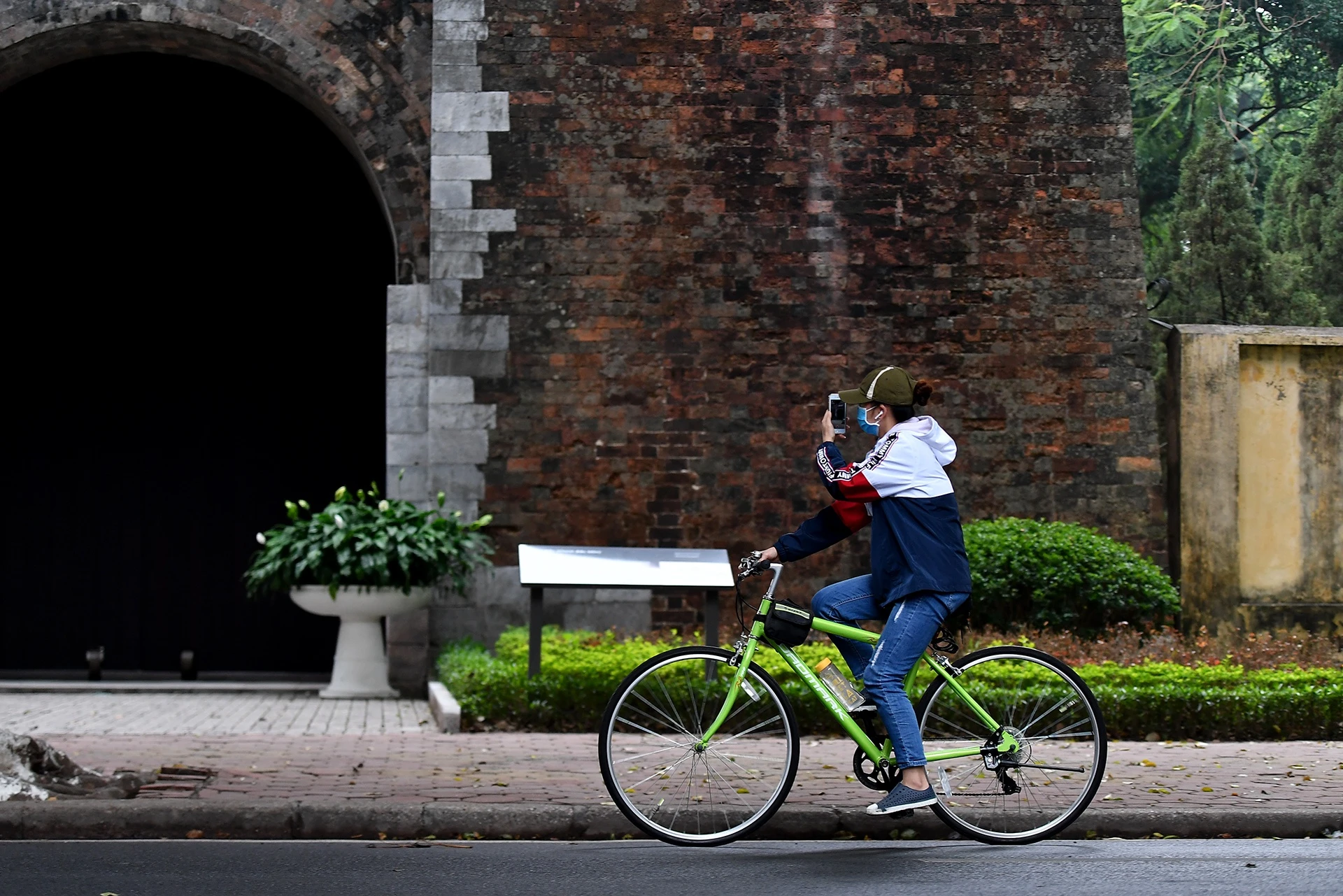 gioi tre dao choi mung 1 Tet anh 5