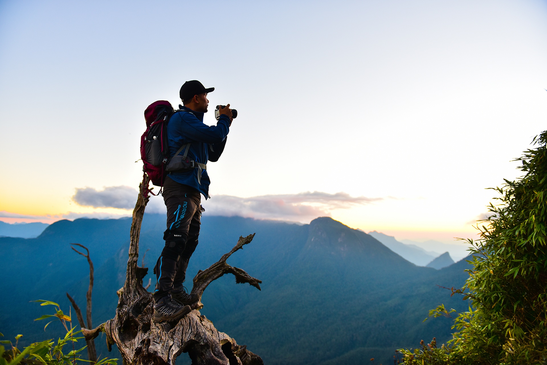 Chinh phuc vuong quoc may Lung Cung, Nhiu Co San hinh anh