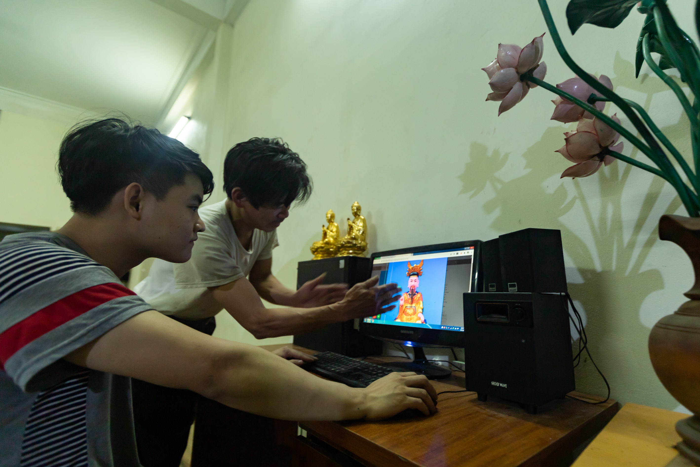 chang trai voi doi chan gia anh 12