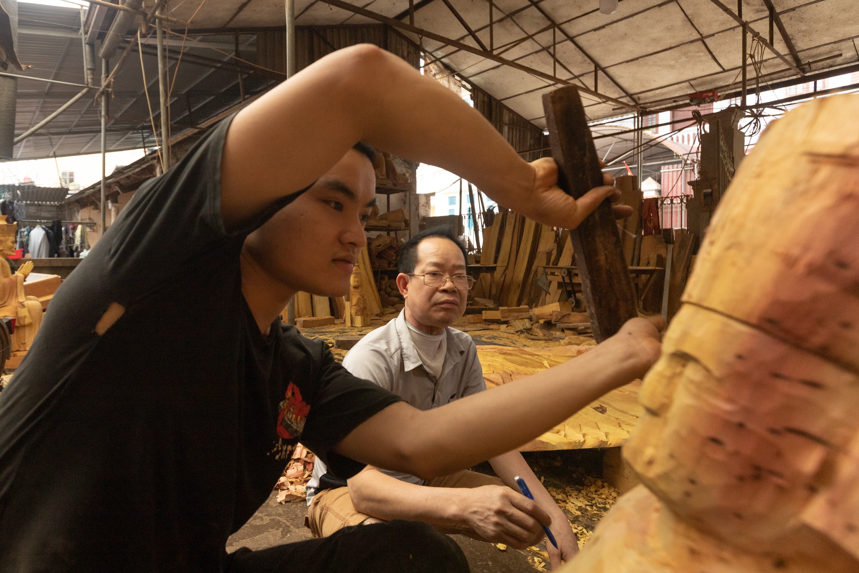 chang trai voi doi chan gia anh 4