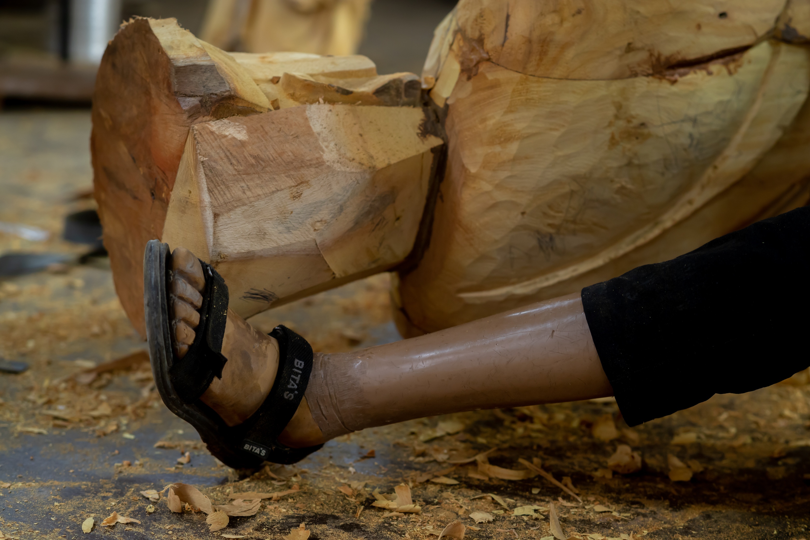 chang trai voi doi chan gia anh 9