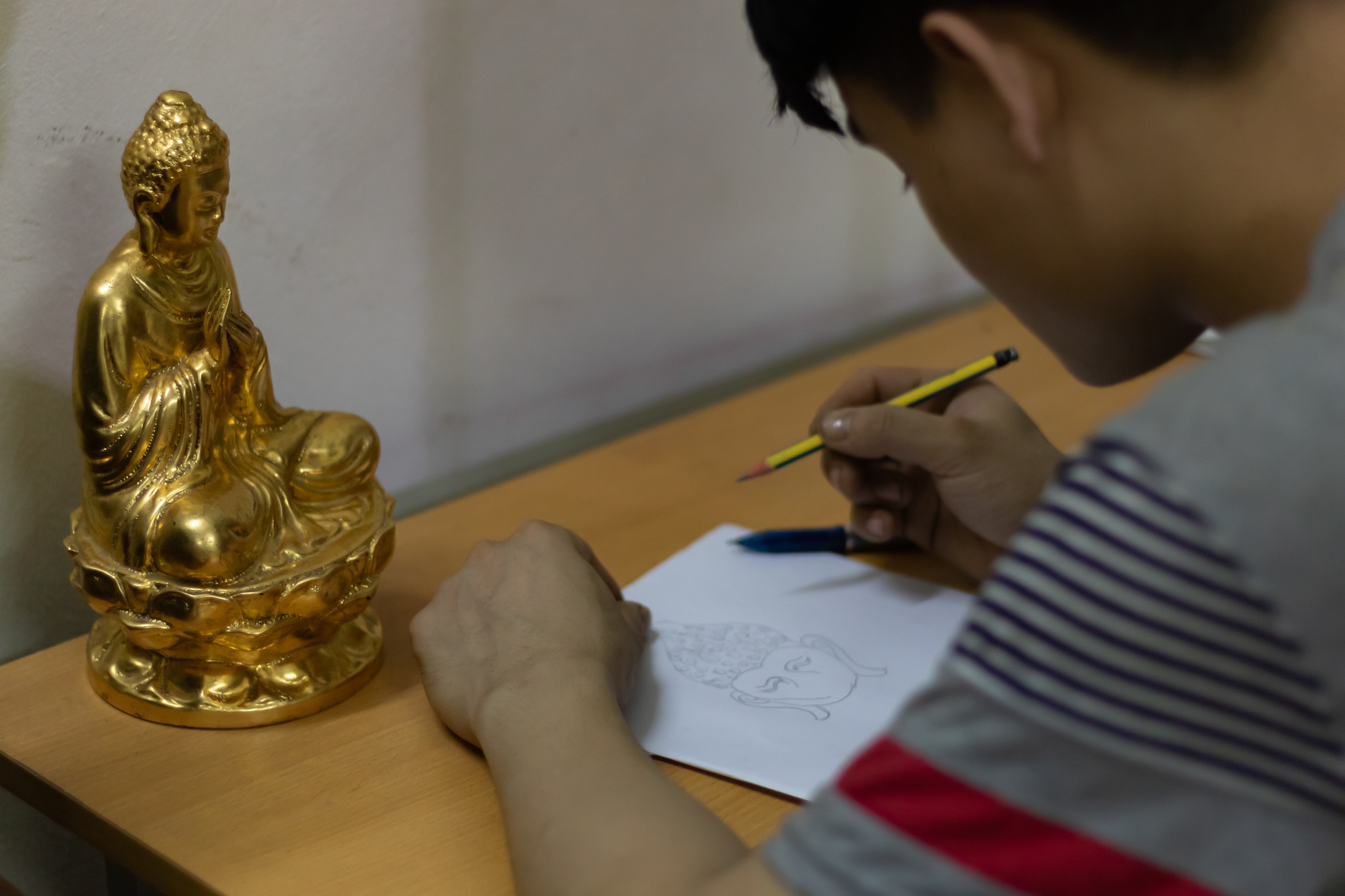 chang trai voi doi chan gia anh 7