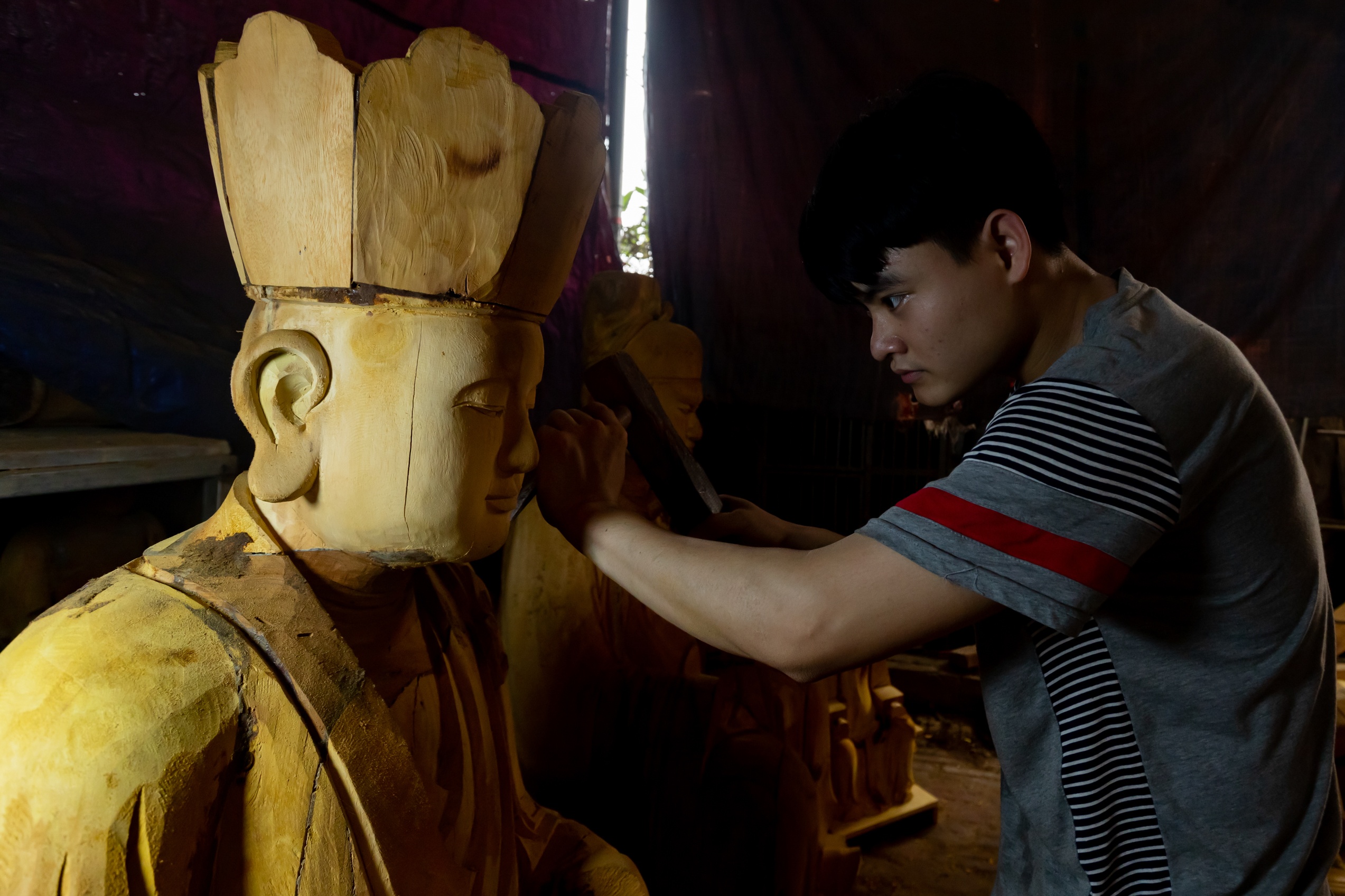 chang trai voi doi chan gia anh 1