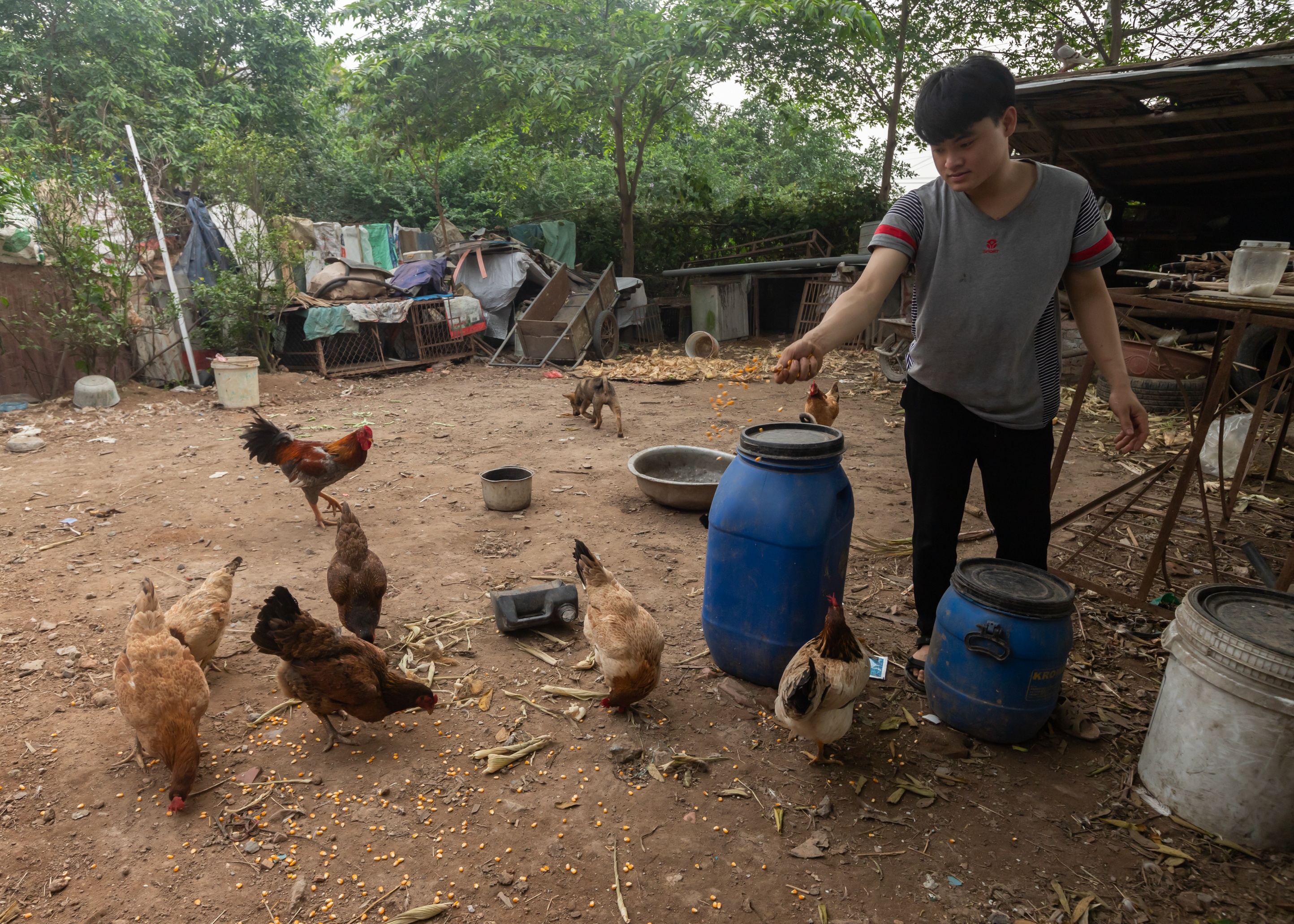 chang trai voi doi chan gia anh 10