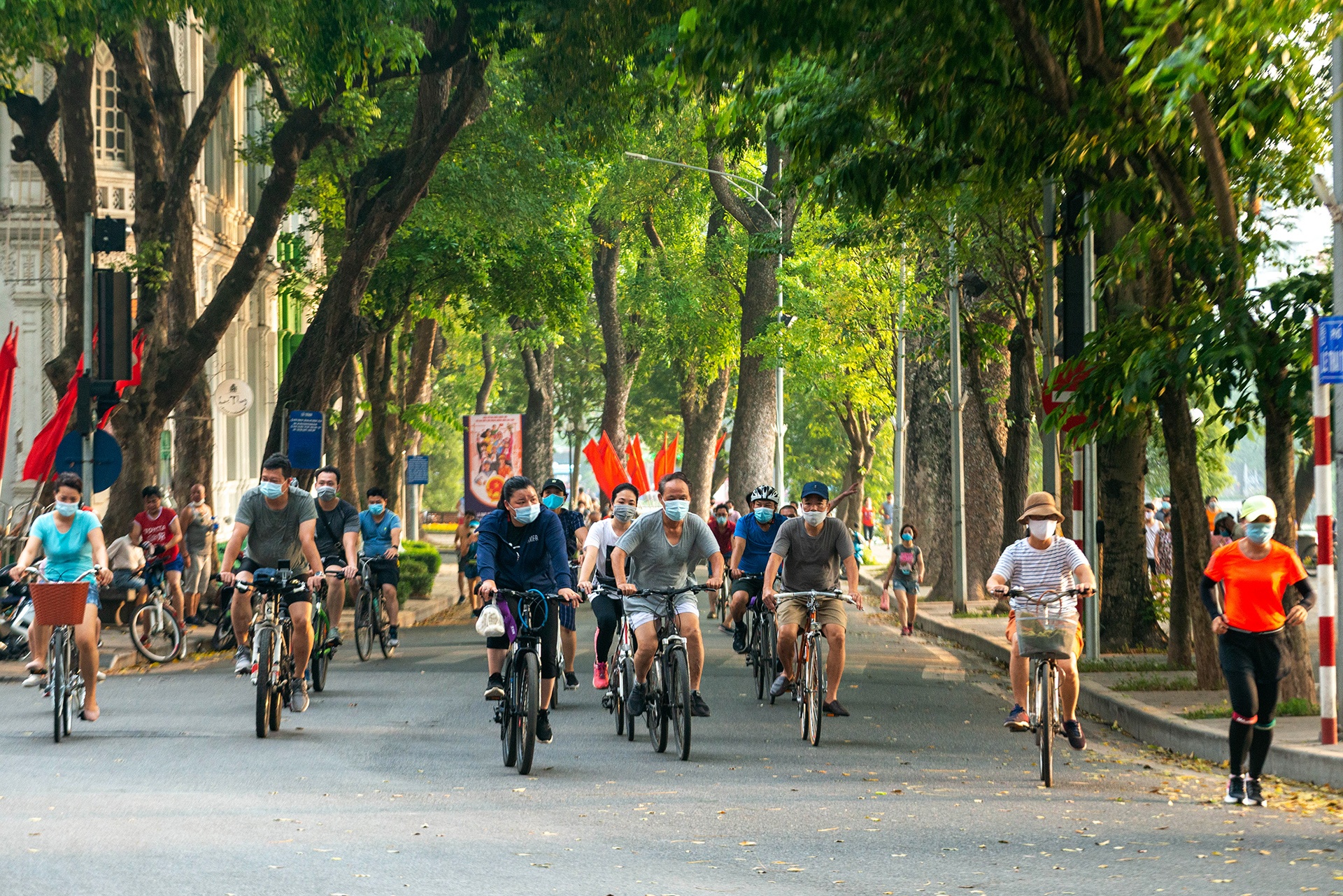 đạp xe bên hồ Gươm giữa mùa dịch ảnh 3 dap xe ben ho Guom giua mua dich anh 3