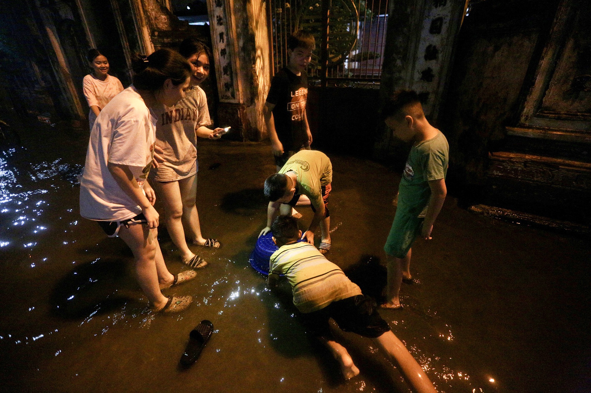 bat ca ngoai duong trong mua ngap anh 2