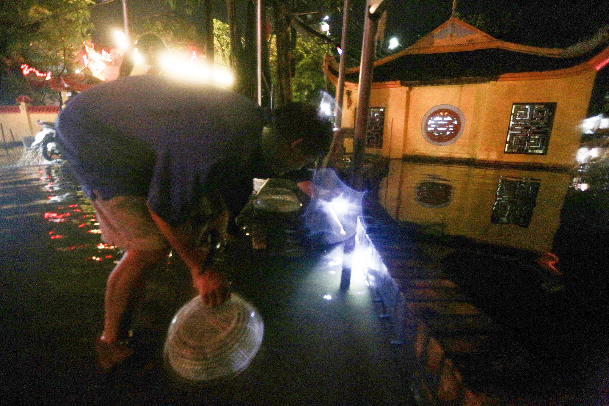 bat ca ngoai duong trong mua ngap anh 3