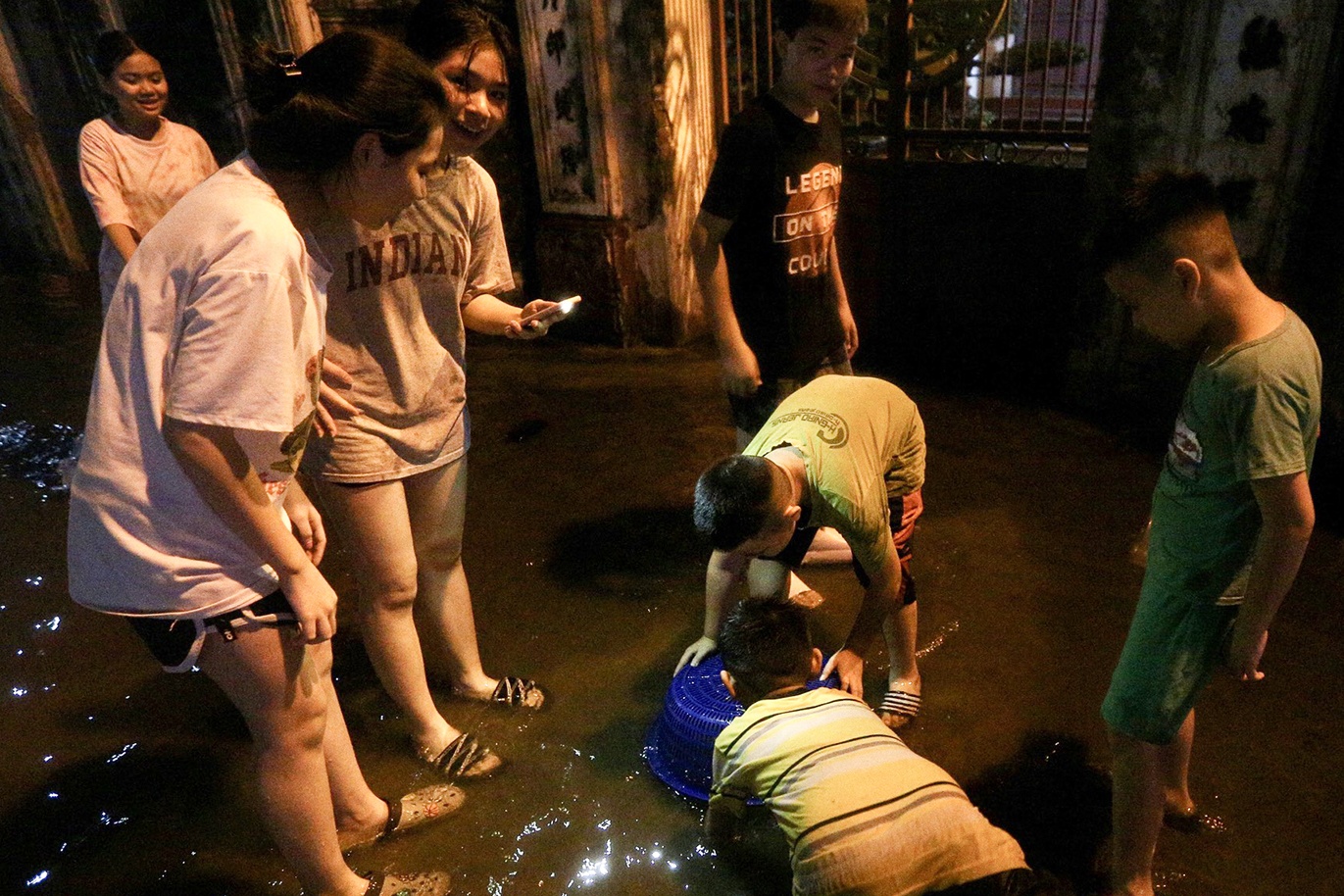 Bat ca giua duong sau mua ngap o Ha Noi hinh anh